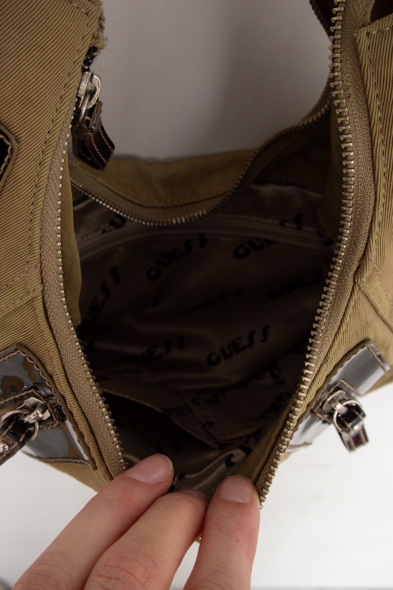 #142 Guess Shoulder Bag Beige | c. 184 | Size