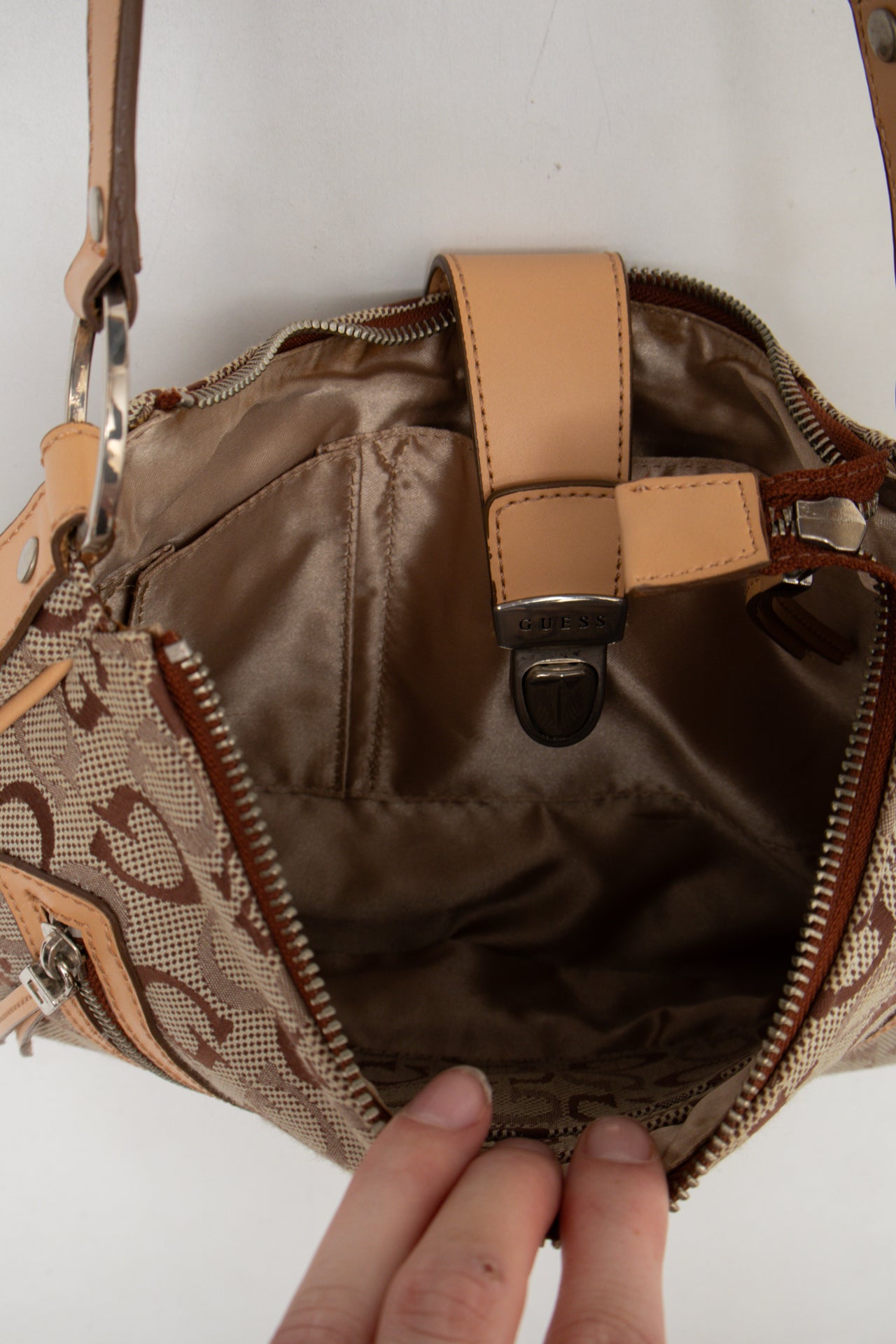 #174 Guess Shoulder Bag Brown | c. 187 | Size