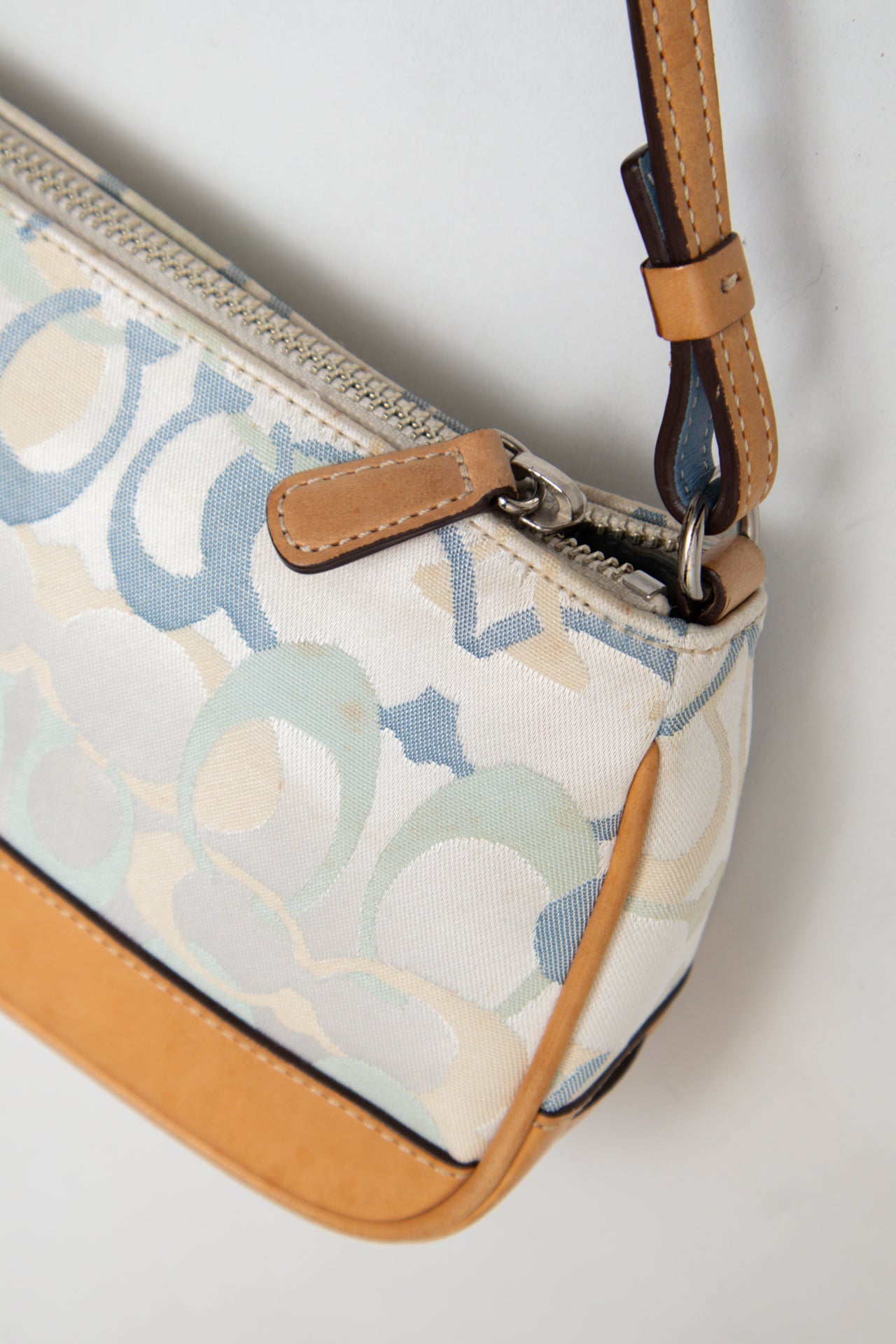 #167 Coach Shoulder Bag Beige | c. 187 | Size