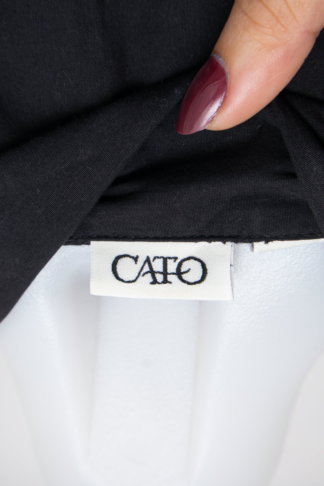 #047 Cato Short Sleeve Black | c. 213 | Size 8