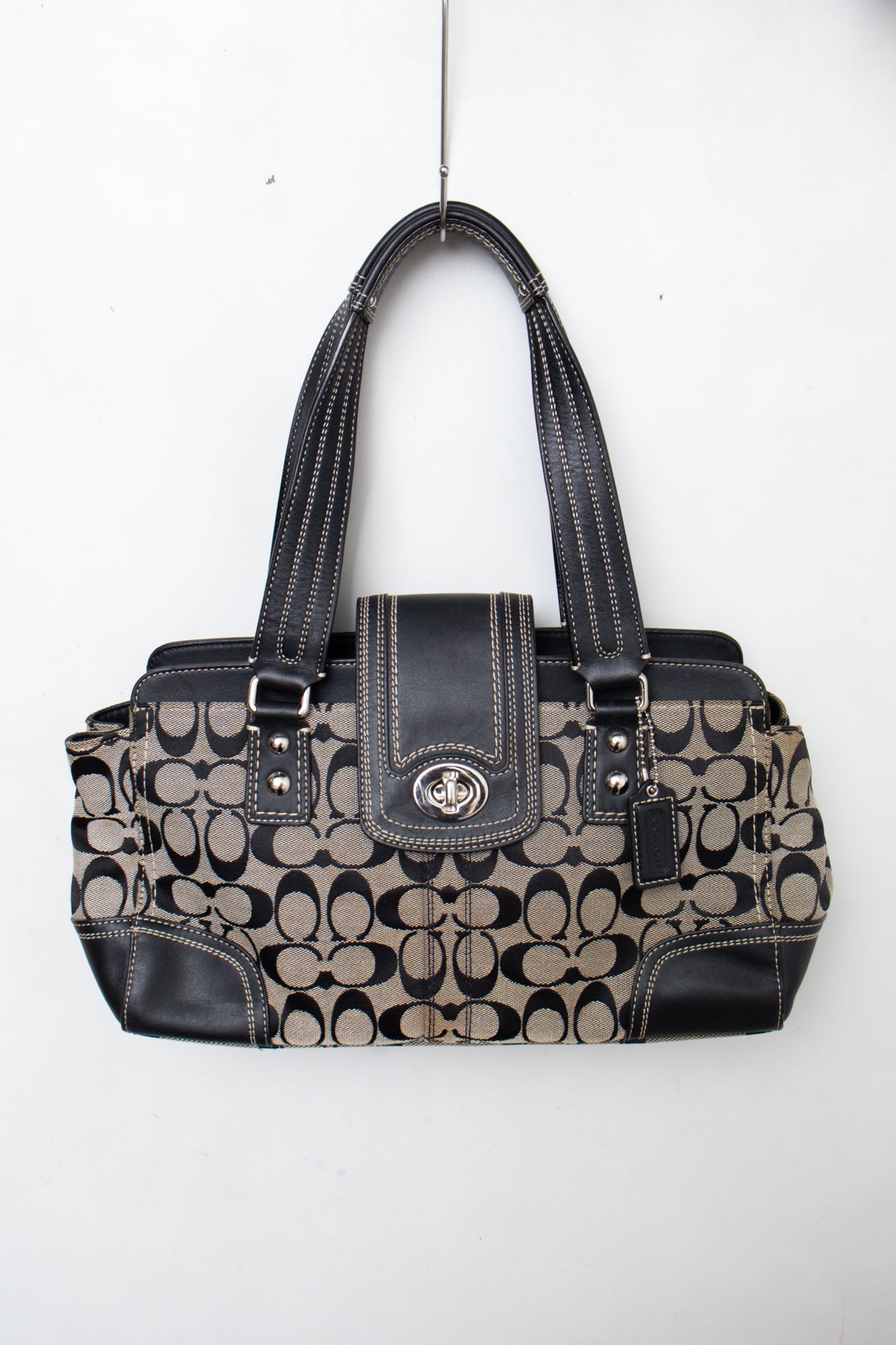 #214 Coach Shoulder Bag Black | c. 204 | Size