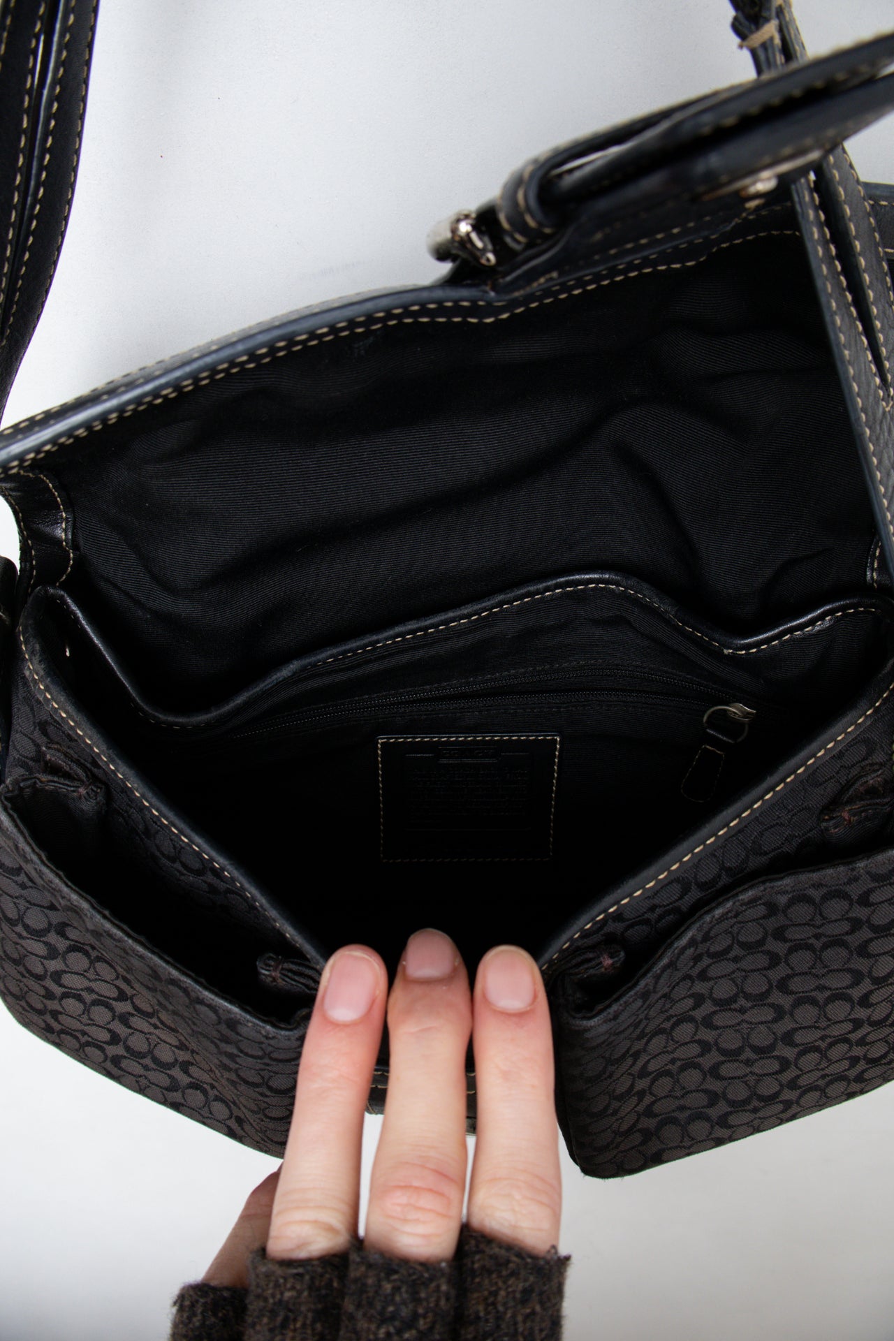 #180 Coach Shoulder Bag Black | c. 202 | Size