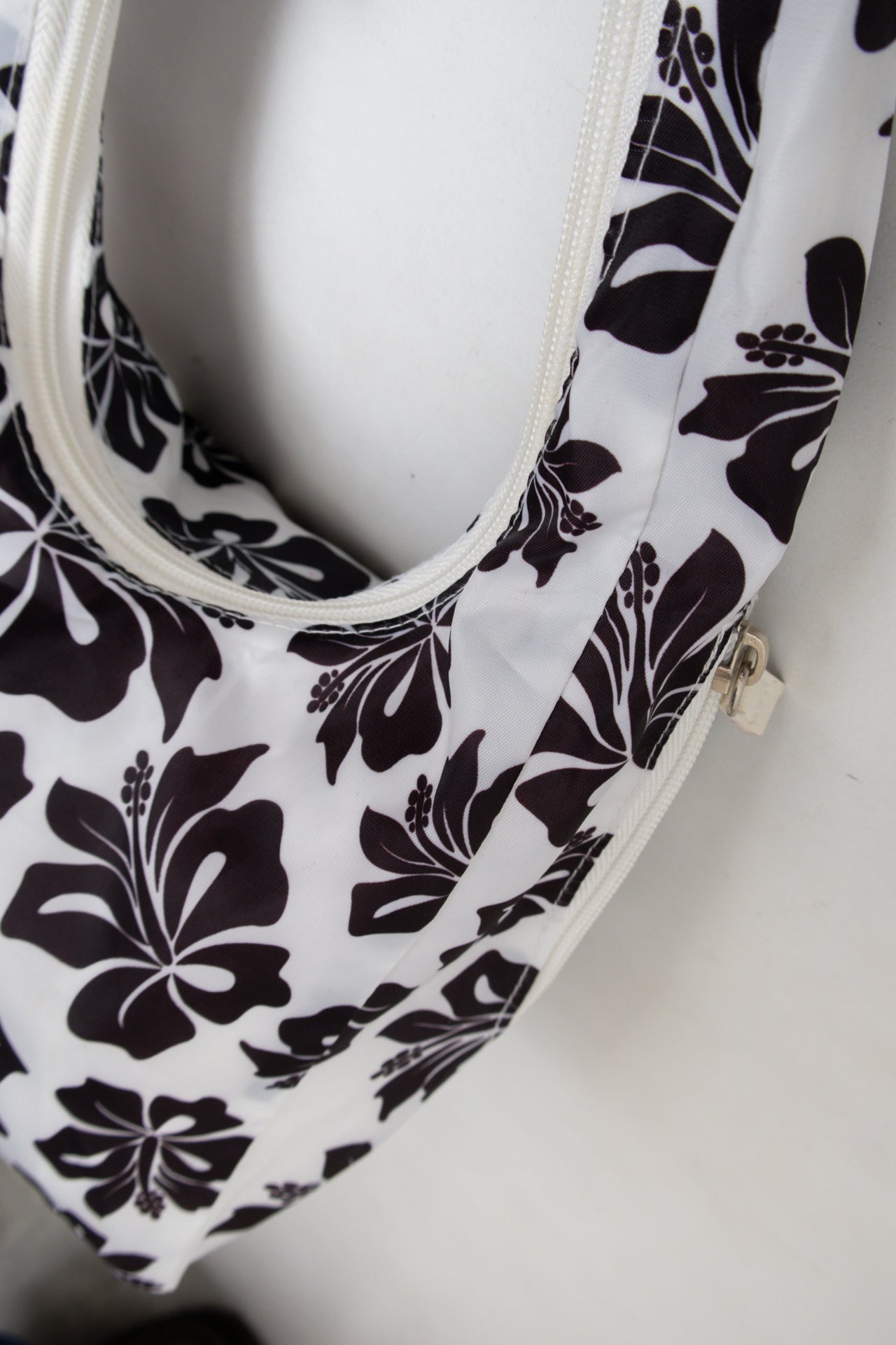 #207 Phard Shoulder Bag White | c. 196 | Size