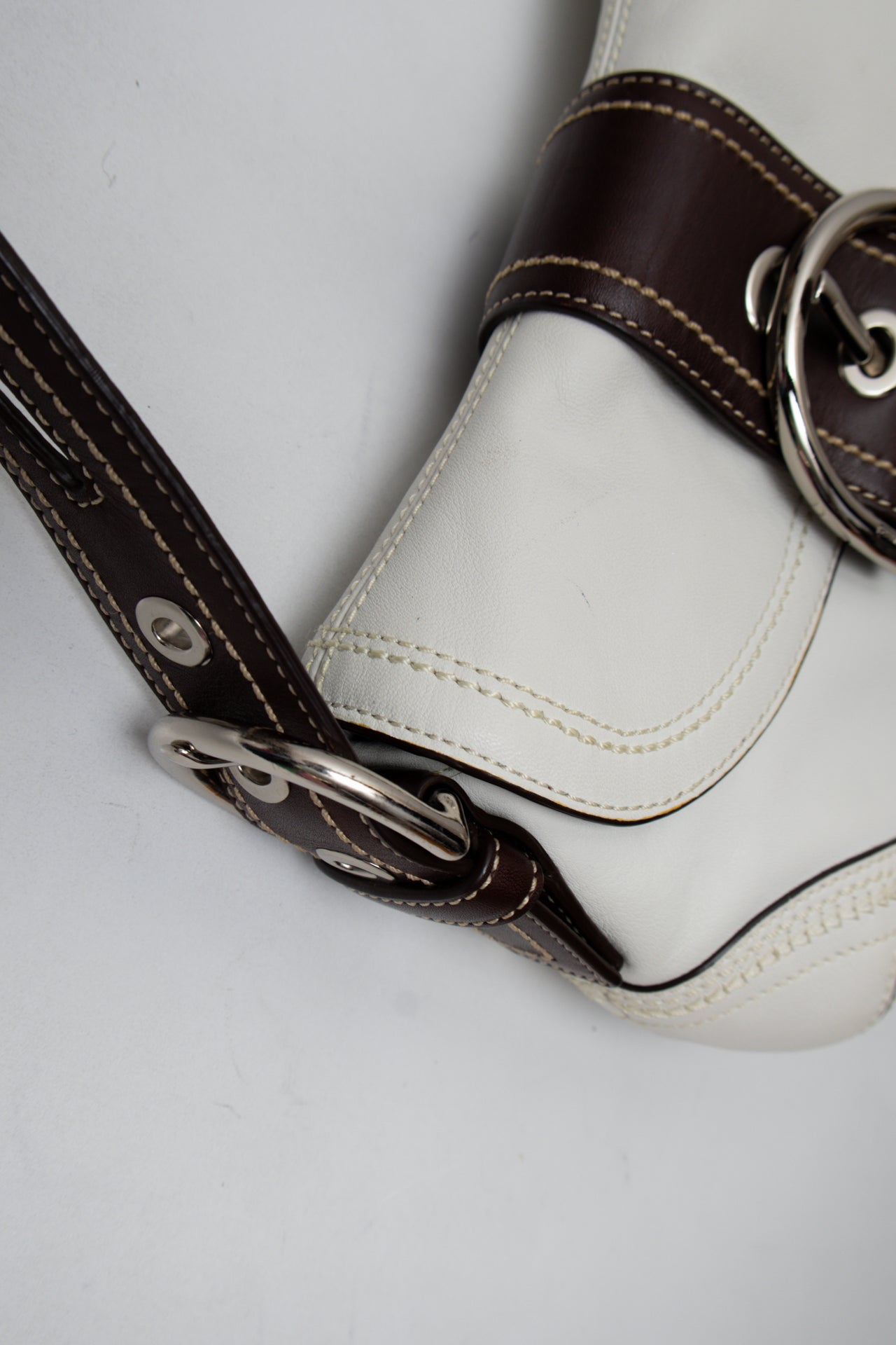 #178 Coach Shoulder Bag White | c. 202 | Size