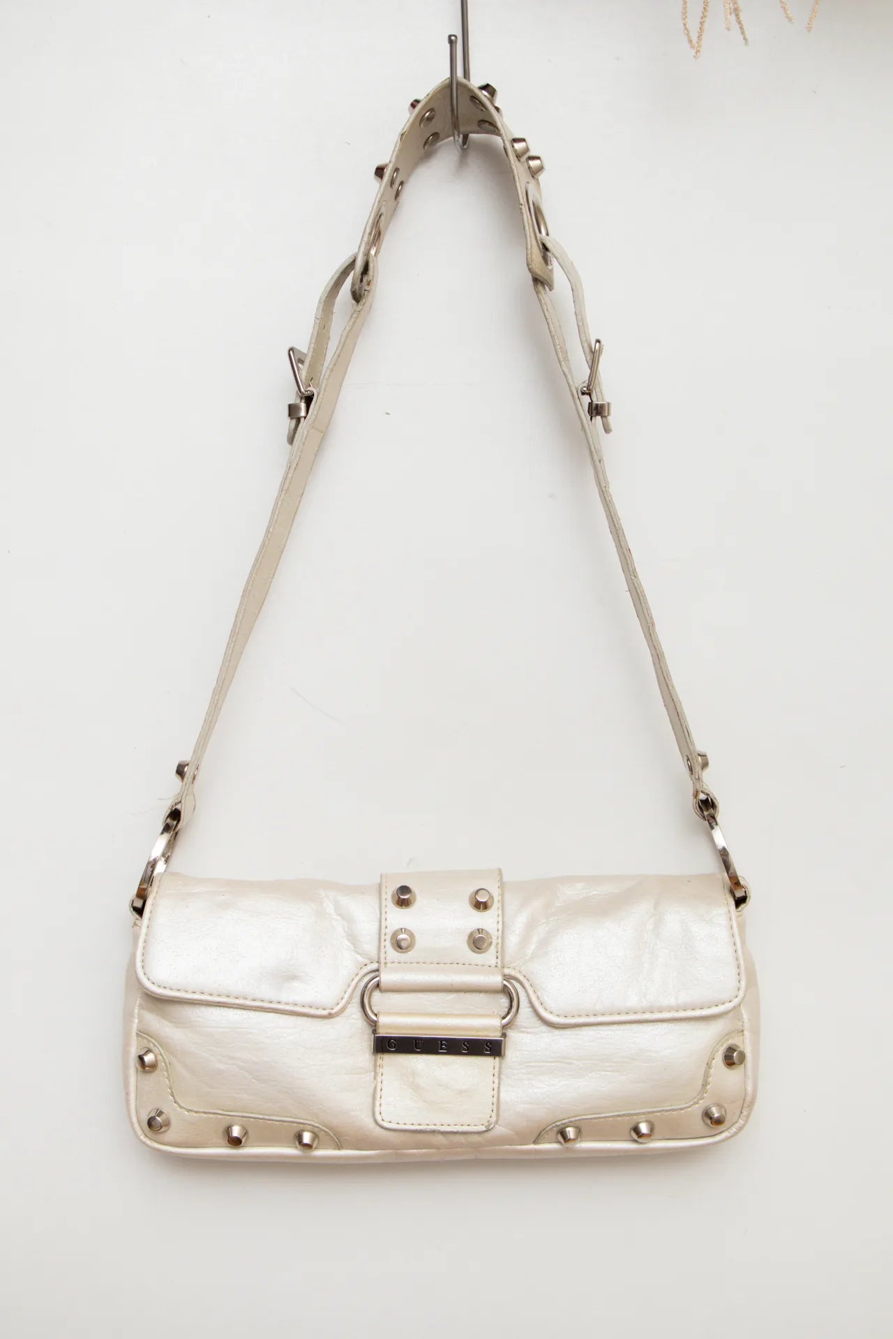 Guess /accessories/handbags/shoulder_bags White | c. 168 | Size NA