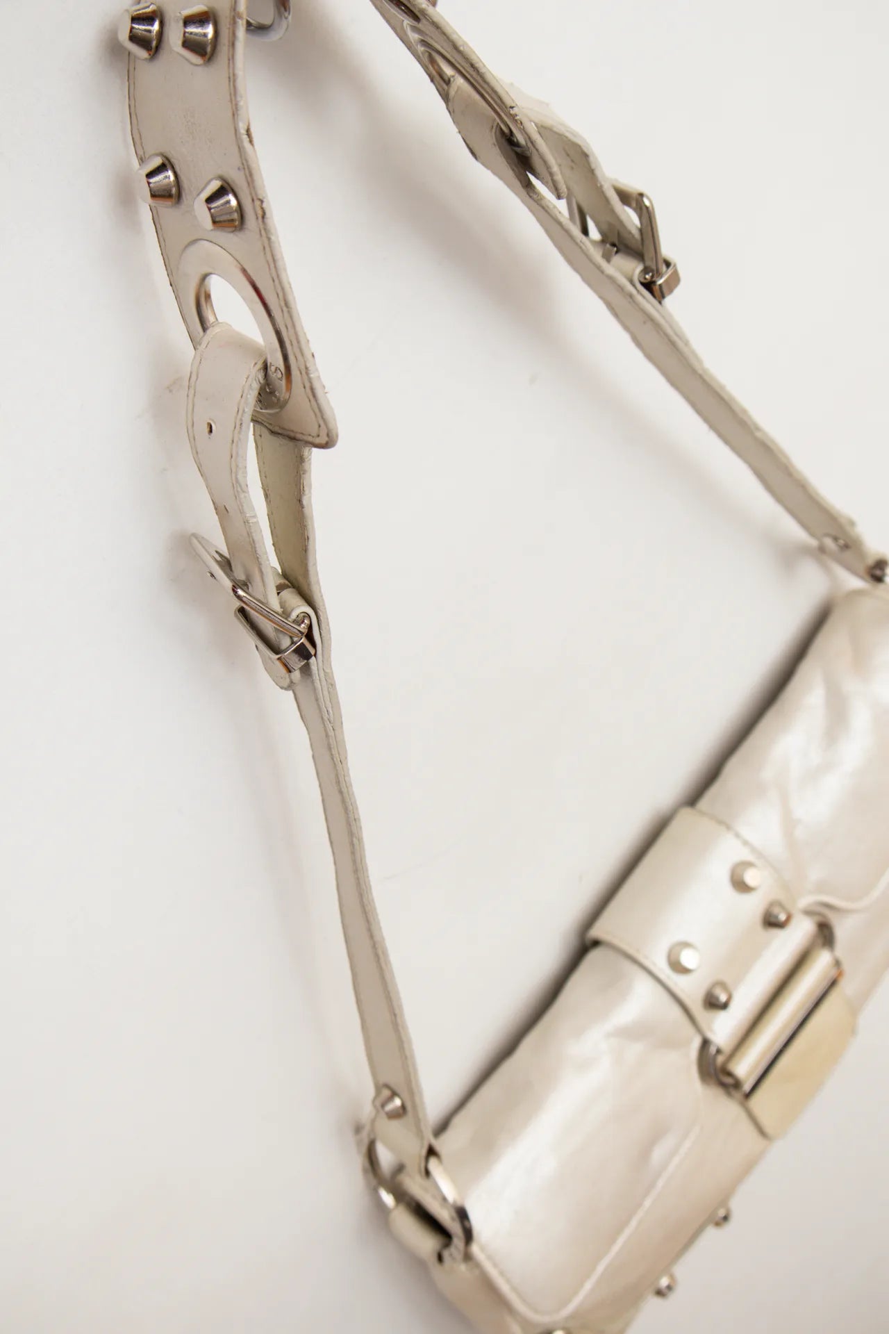 Guess /accessories/handbags/shoulder_bags White | c. 168 | Size NA