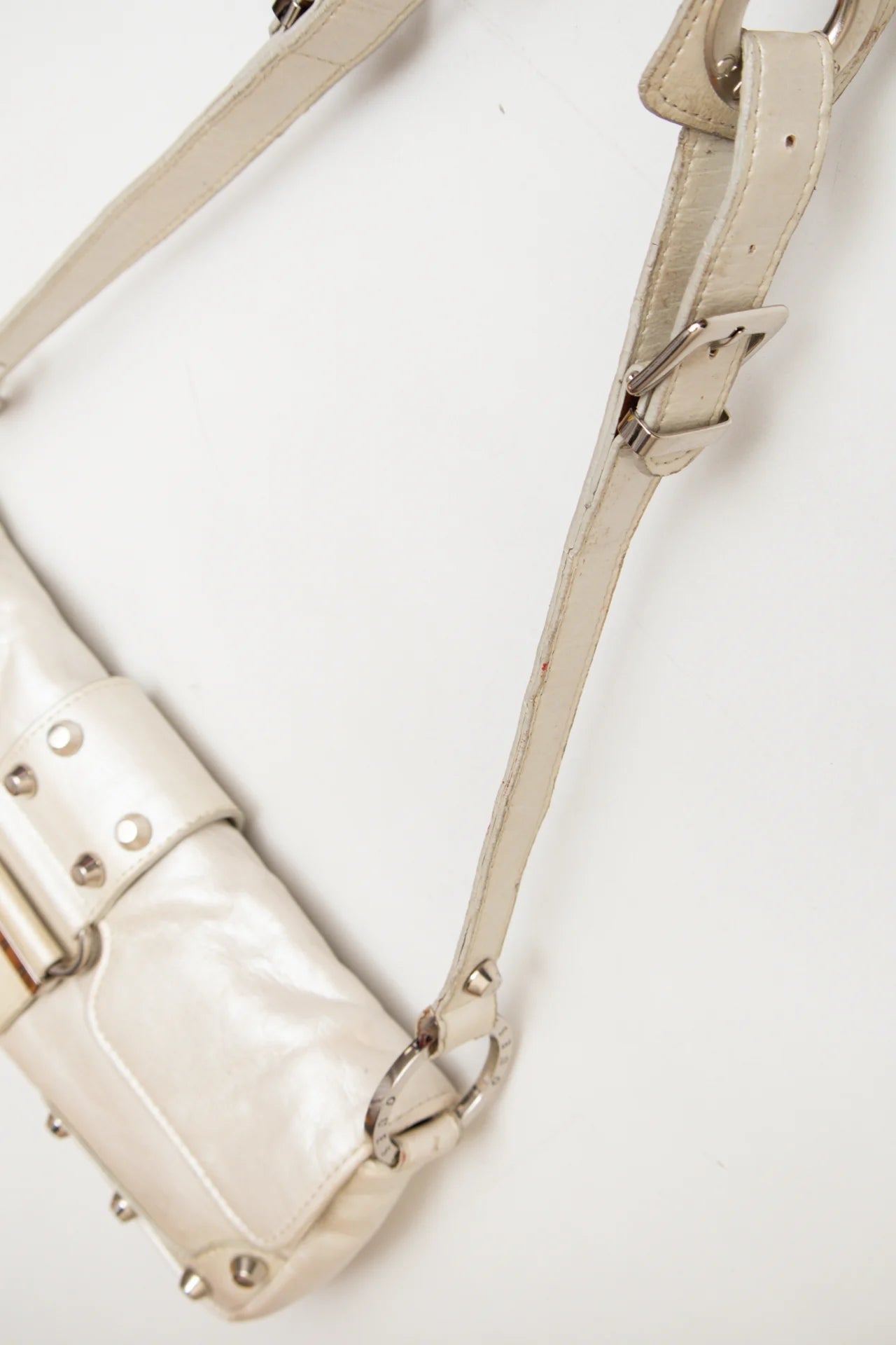 Guess /accessories/handbags/shoulder_bags White | c. 168 | Size NA