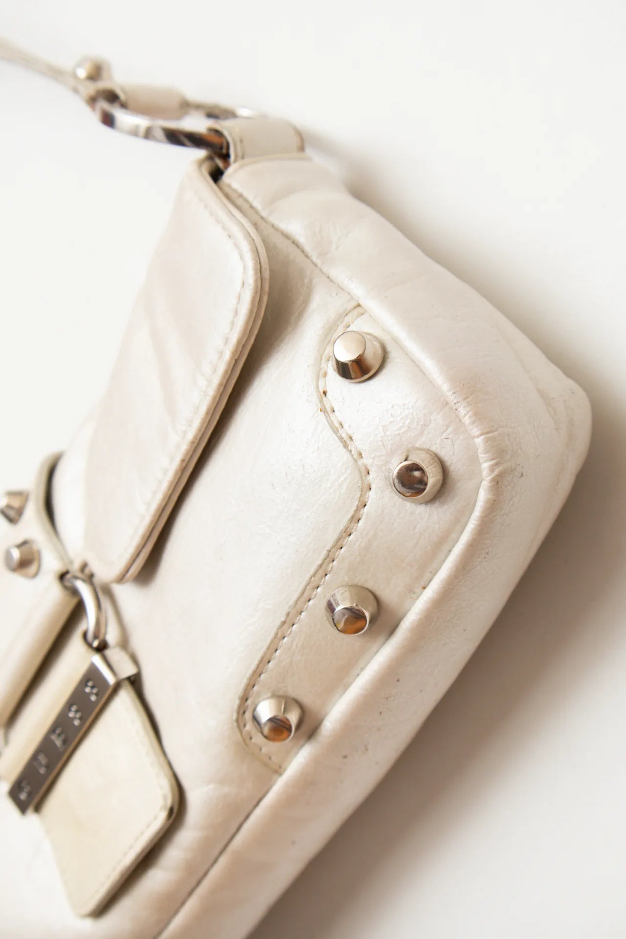 Guess /accessories/handbags/shoulder_bags White | c. 168 | Size NA