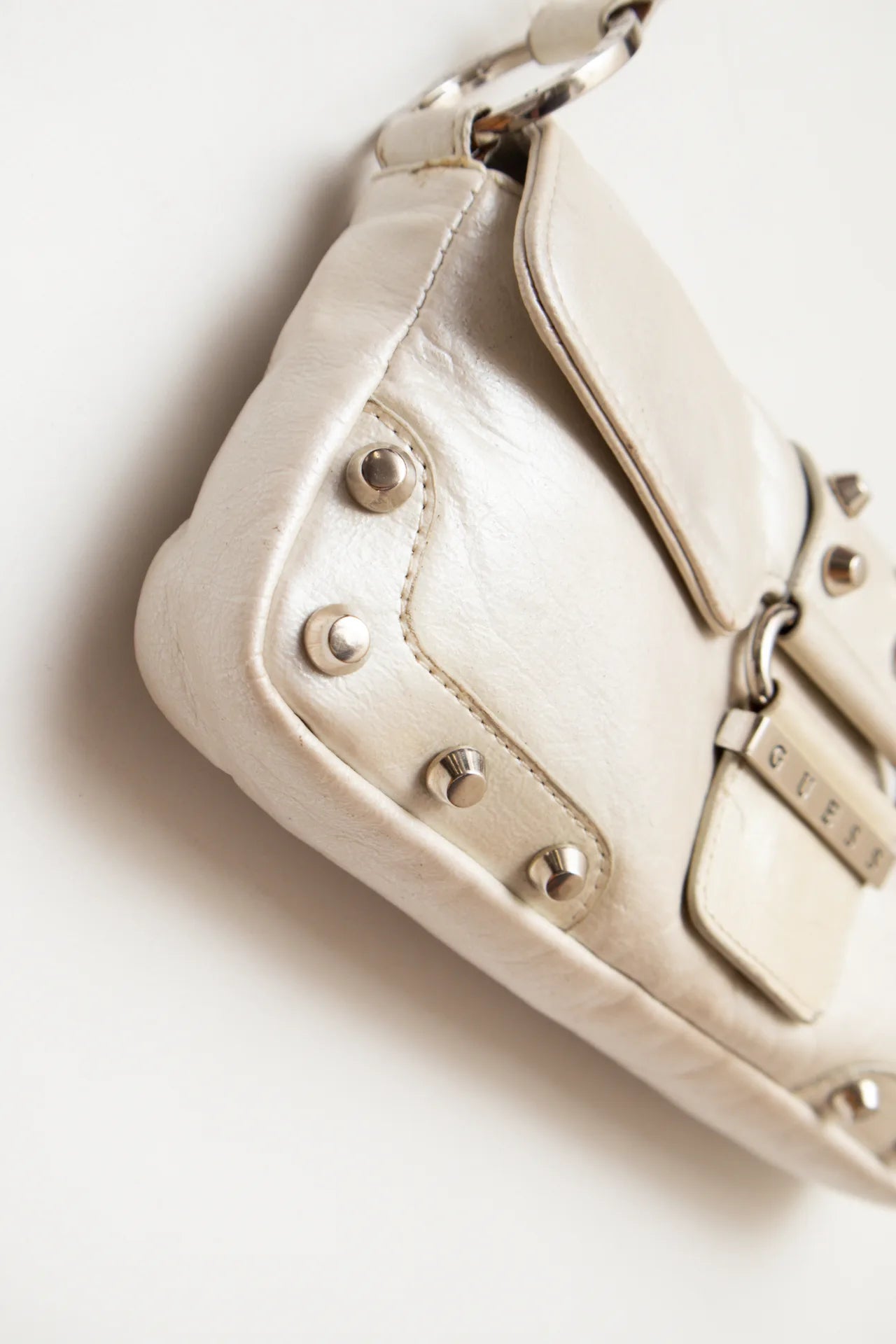 Guess /accessories/handbags/shoulder_bags White | c. 168 | Size NA