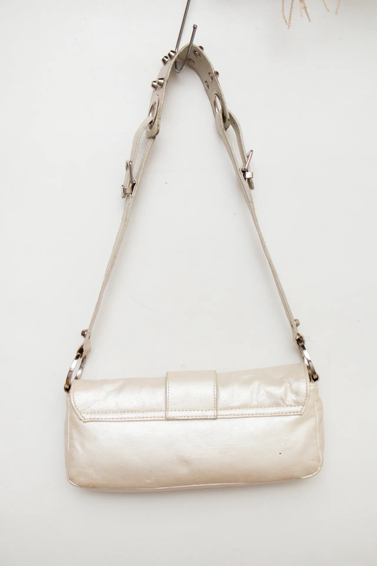 Guess /accessories/handbags/shoulder_bags White | c. 168 | Size NA