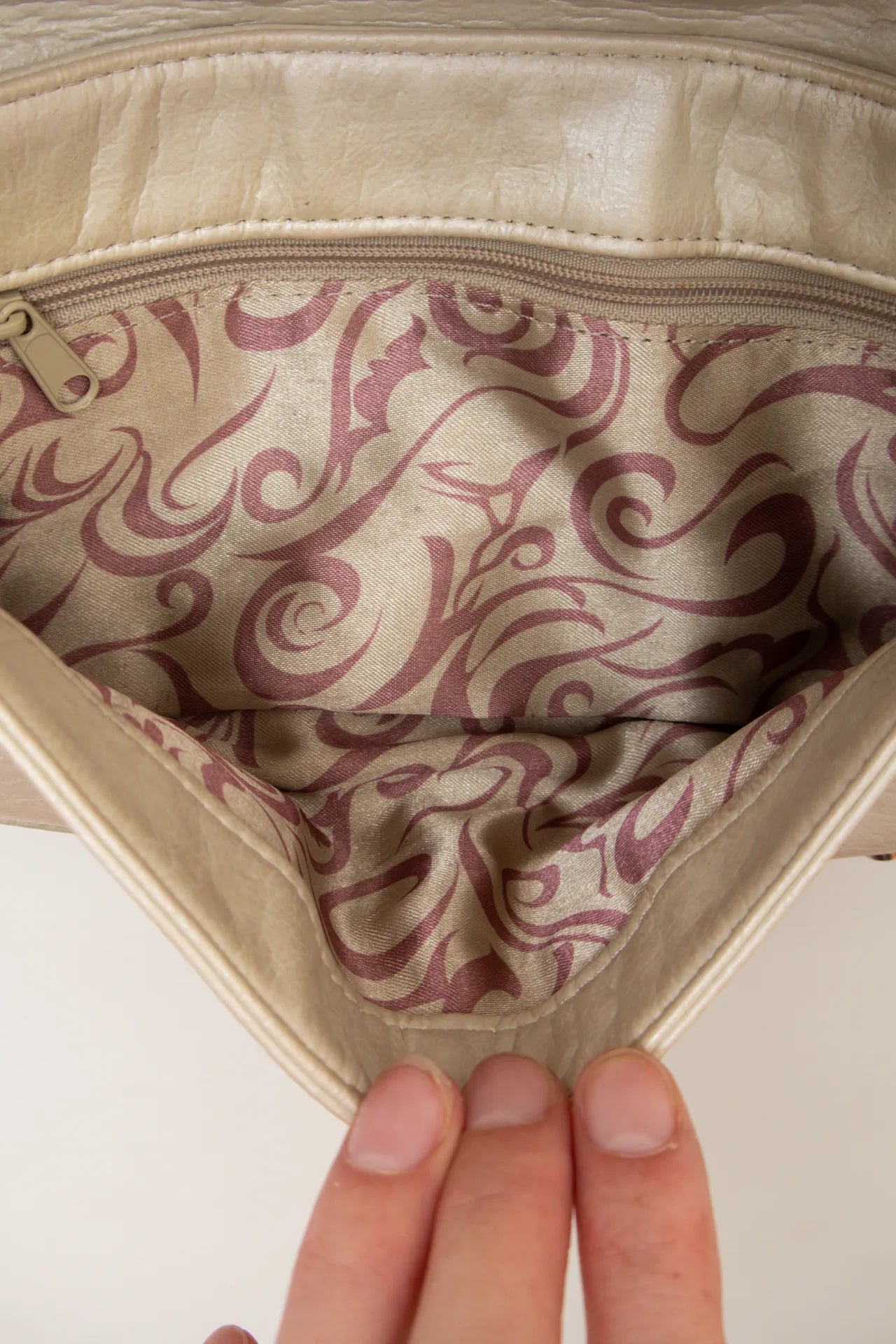 Guess /accessories/handbags/shoulder_bags White | c. 168 | Size NA