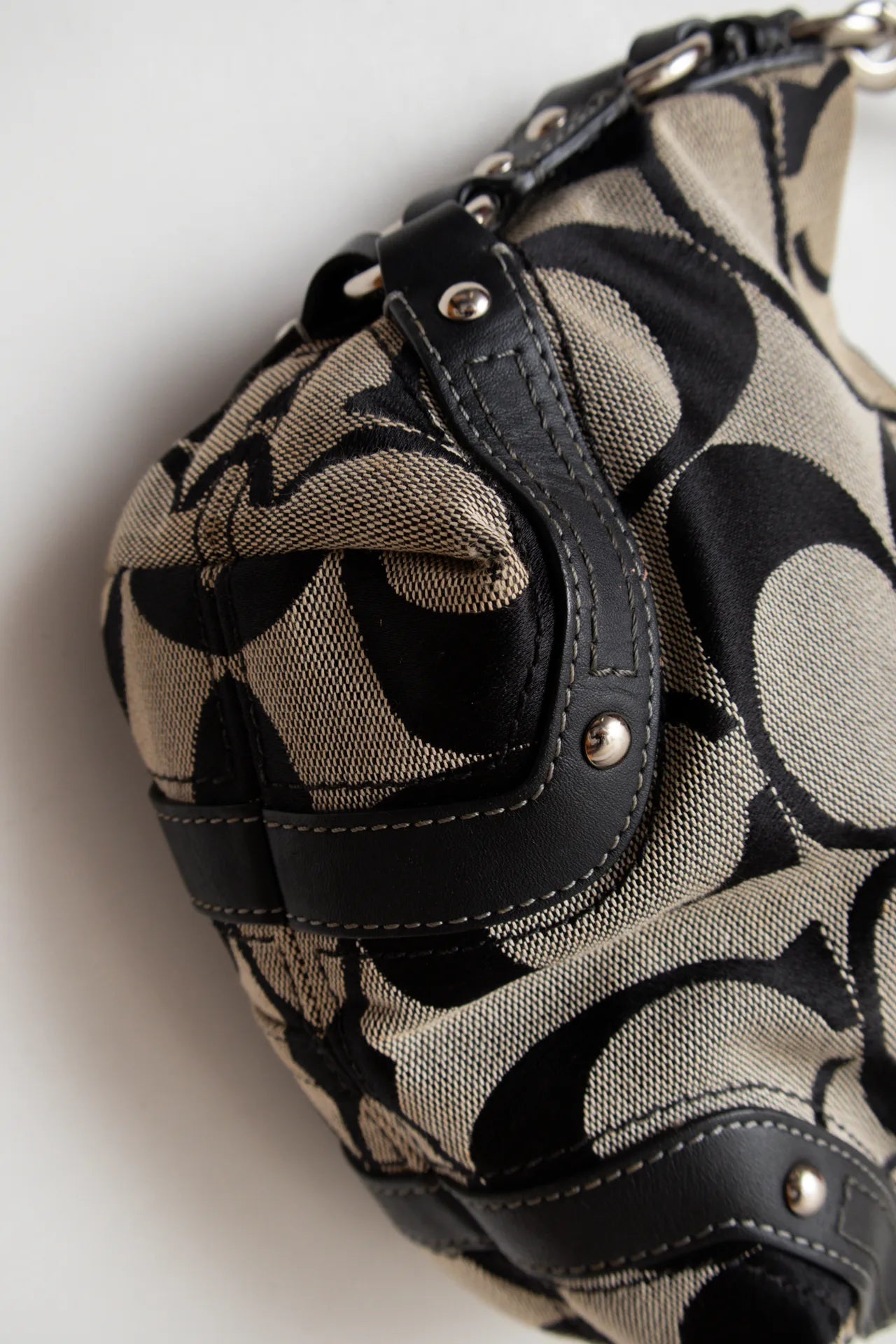 #138 Coach Shoulder Bag Beige | c. 169 | Size