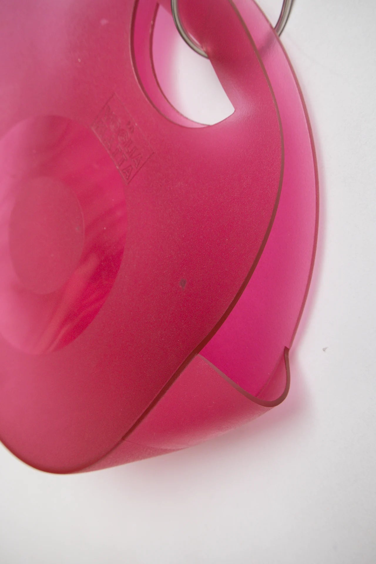 #147 Voila Mataa Hard-shell Handbag Pink | c. 169 | Size