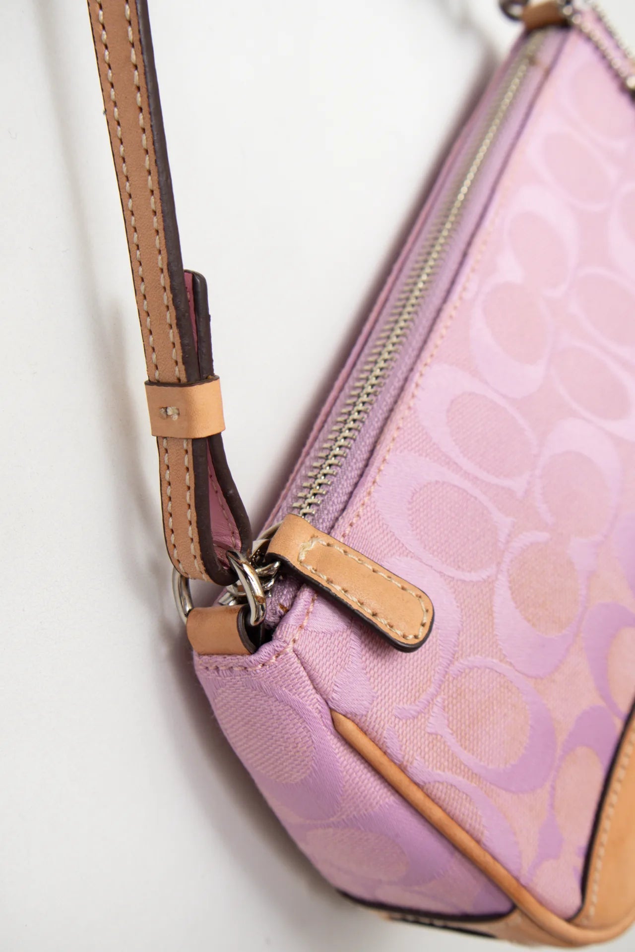 #201 Coach Shoulder Bag Pink | c. 170 |