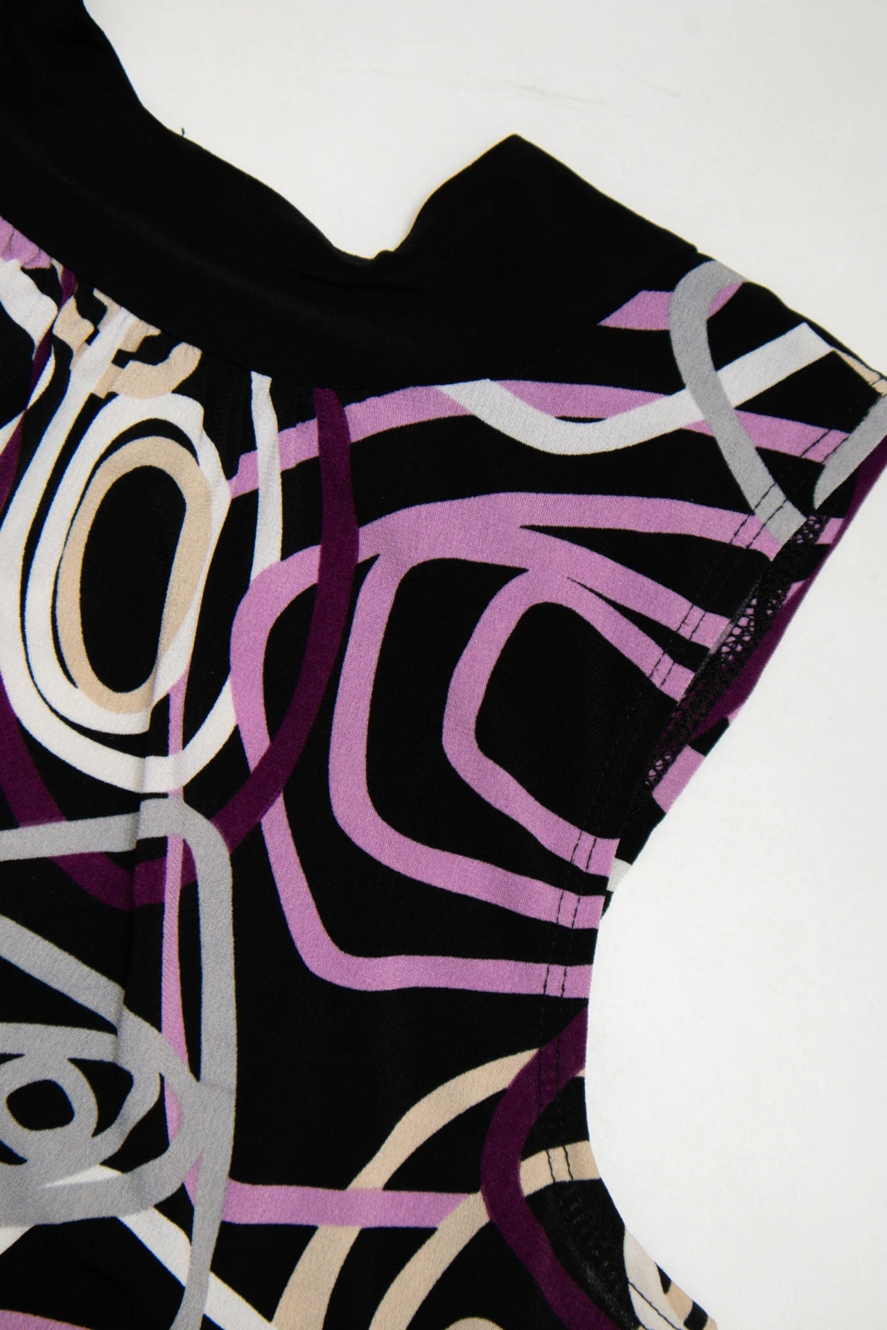 #220 Tempted Sleeveless Abstract Print Knit Top With Neck Tie Black | c. 272 | Size 10