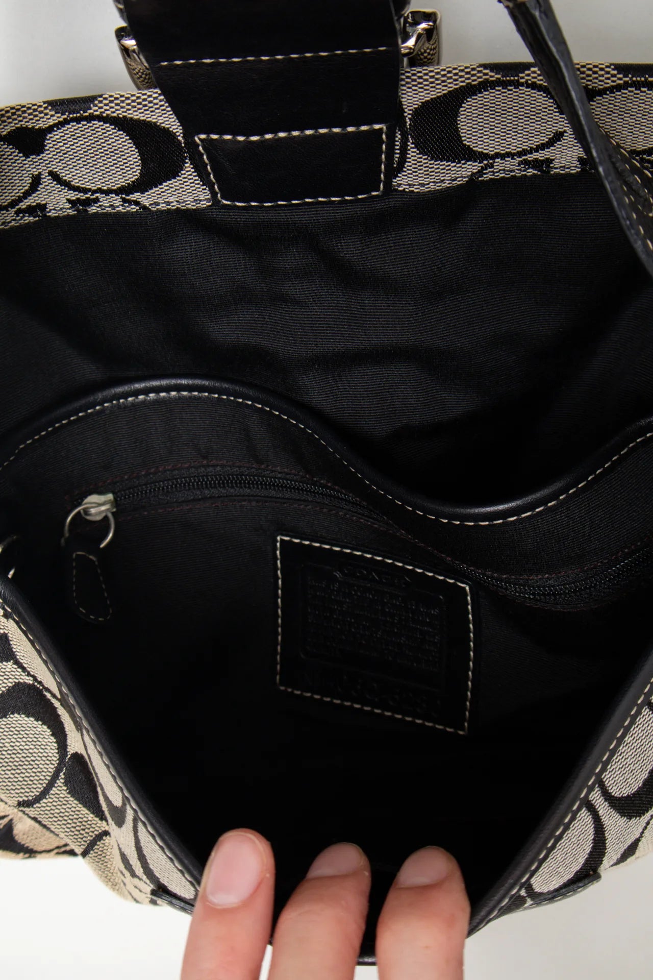 #252 Coach Handbag Black | c. 272 | Size