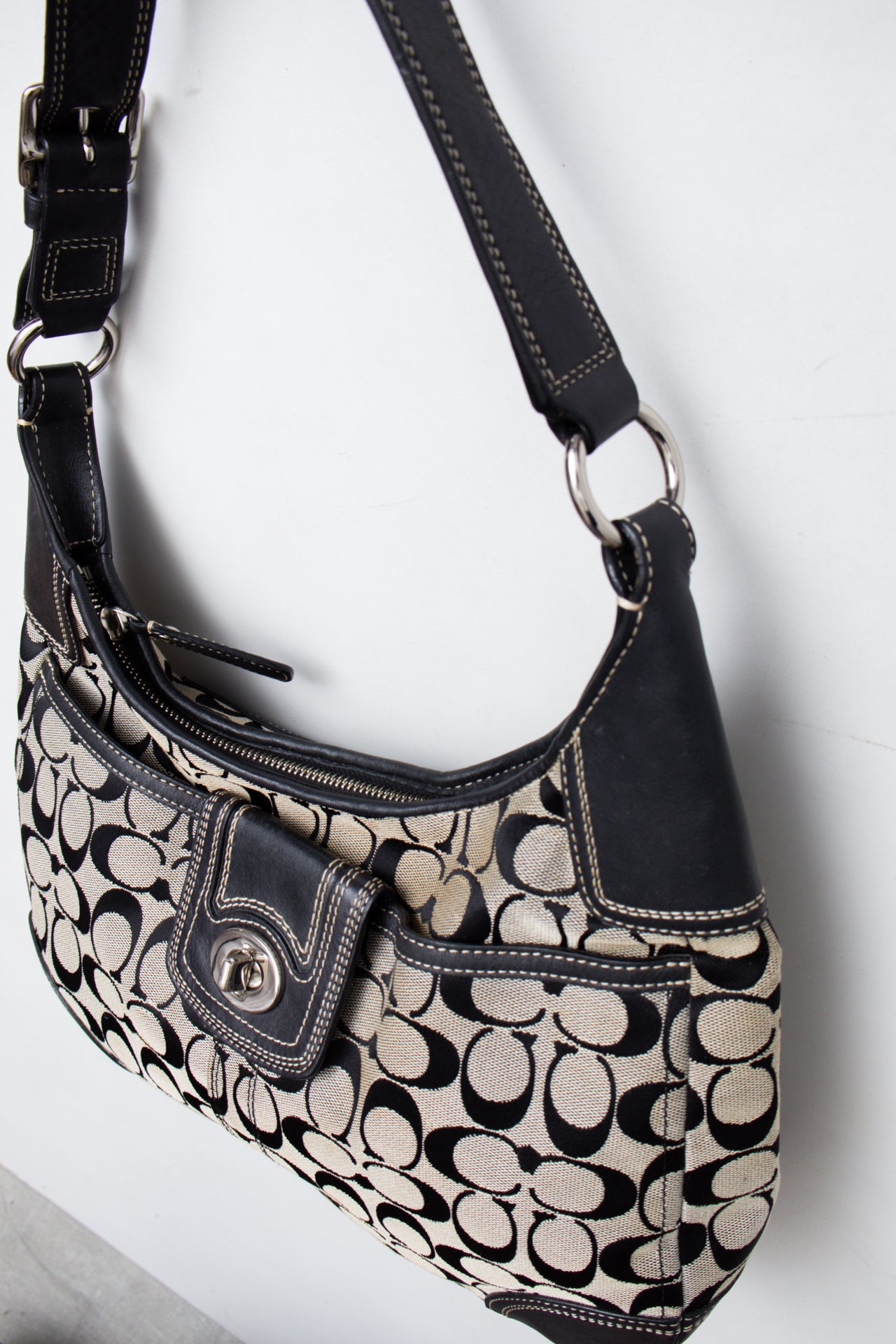 #210 Coach Shoulder Bag Black | c. 199 | Size