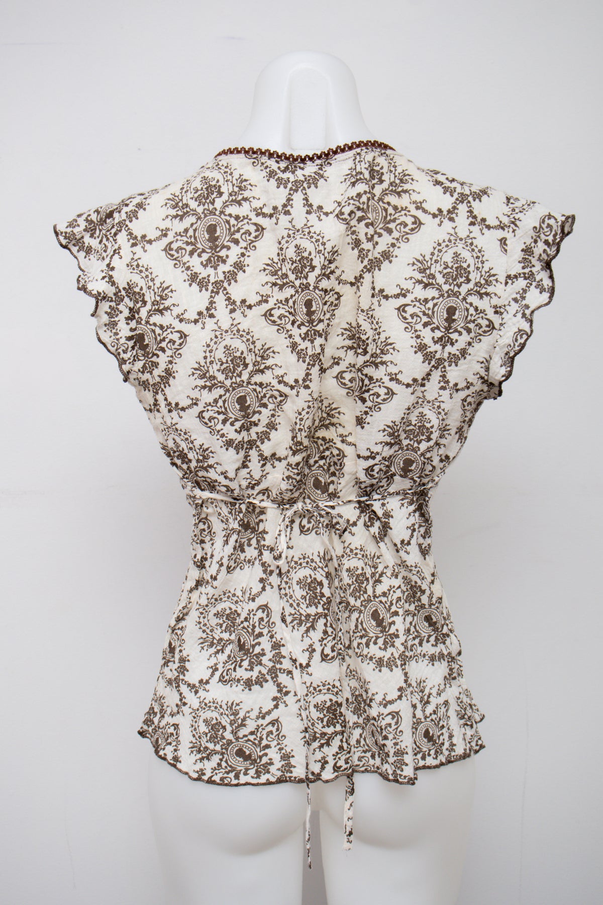 #023 Short Sleeve White | c. 209 | Size 12