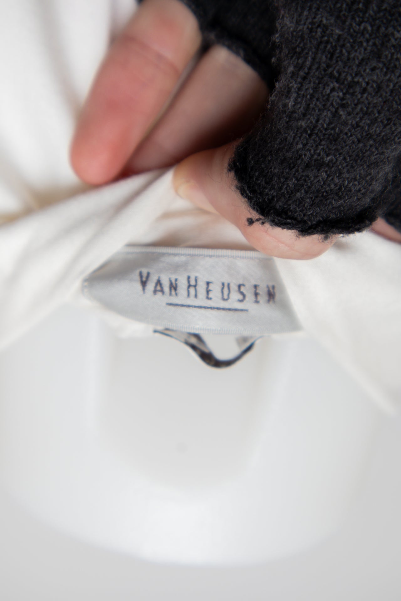 #97 Van Heusen T-shirt White | c. 191 | Size 6
