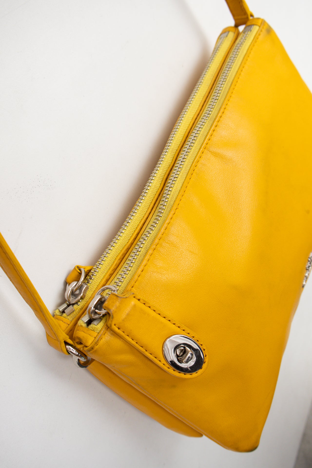 #187 Coach Shoulder Bag Yellow | c. 197 | Size