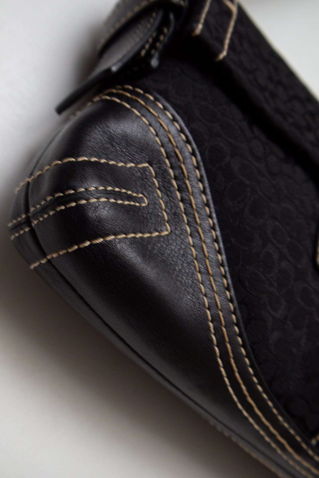 #184 Coach Flat Soho Bag Black | c. 196 | Size