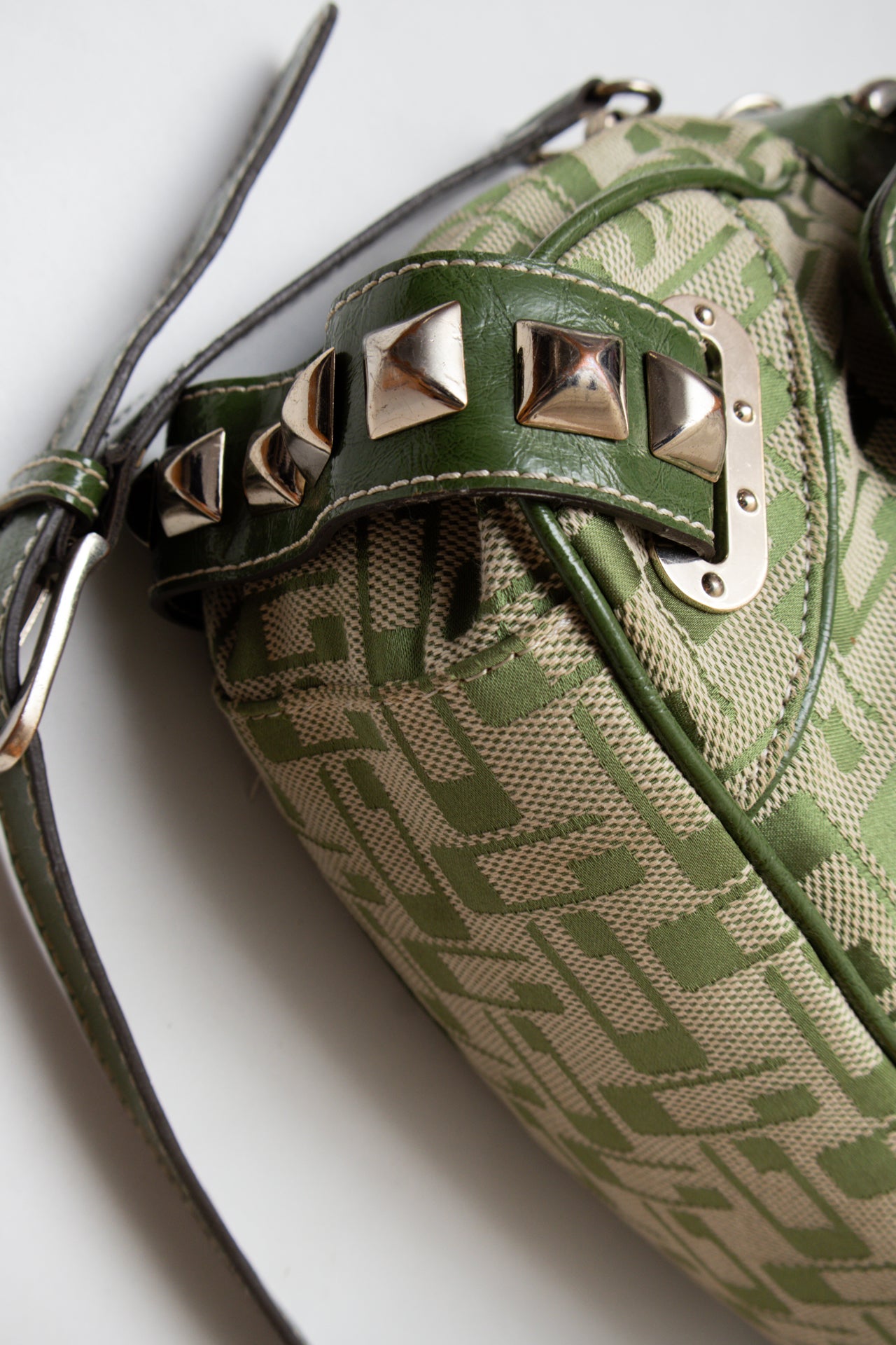 #205 Guess Shoulder Bag Green | c. 194 | Size