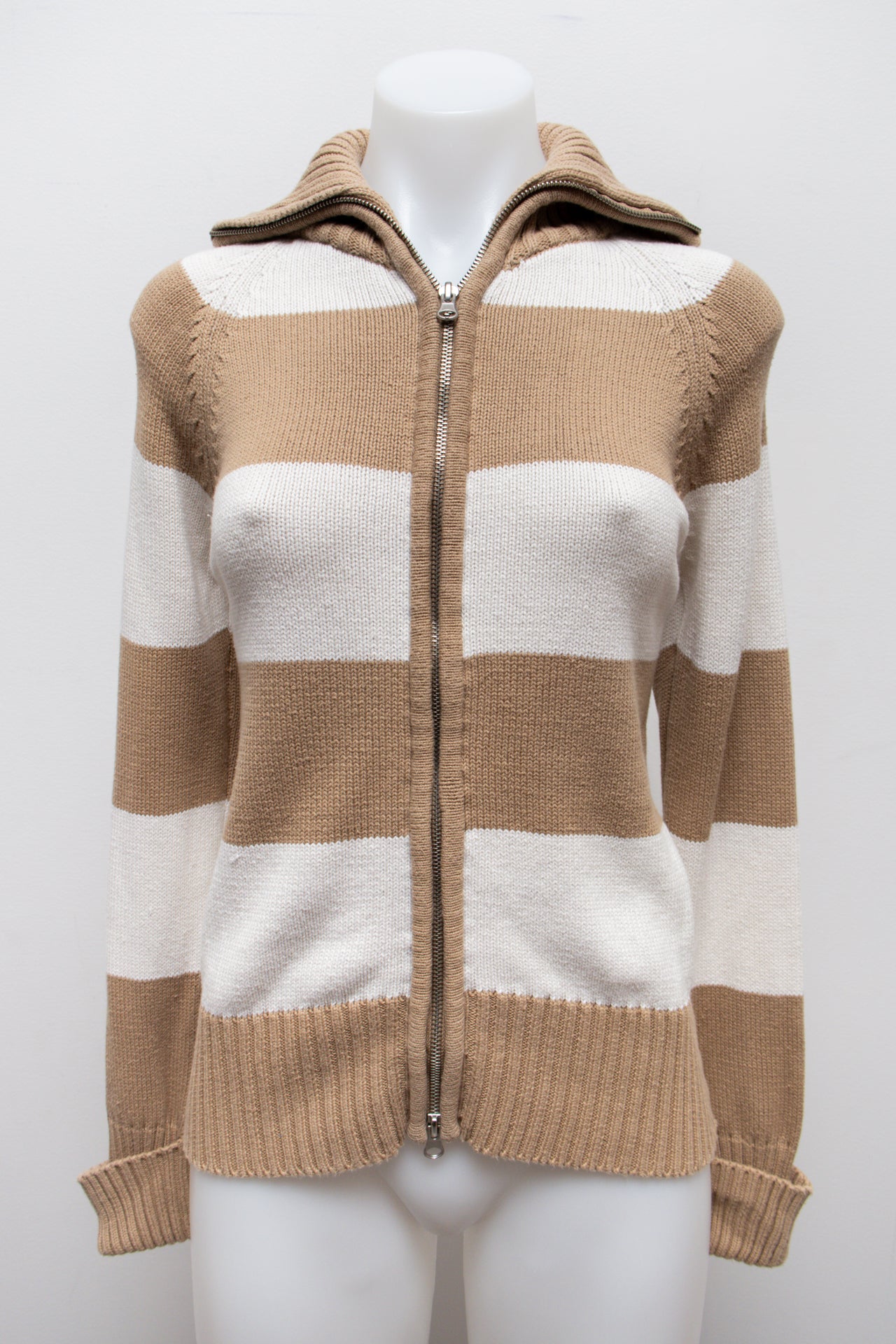#126 Debbie Morgan T-shirt Brown | c. 191 | Size 8/10