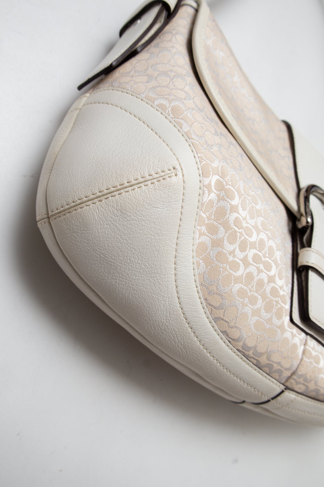 #187 Coach Shoulder Bag Beige | c. 202 | Size