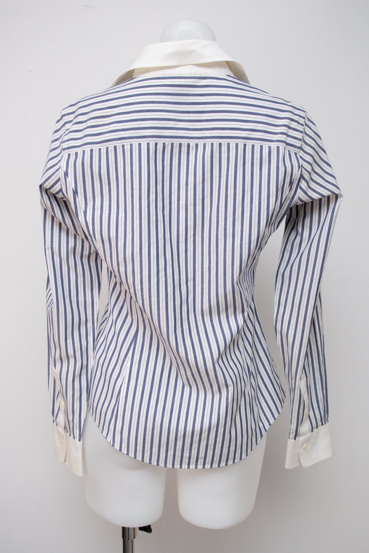 #099 Brooks Brothers T-shirt White | c. 199 | Size 8