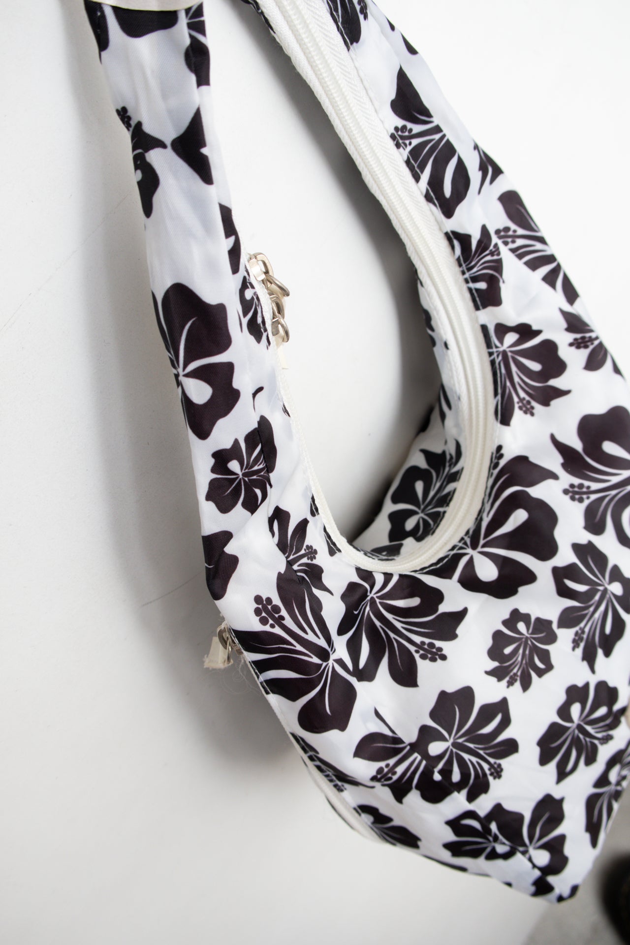 #207 Phard Shoulder Bag White | c. 196 | Size