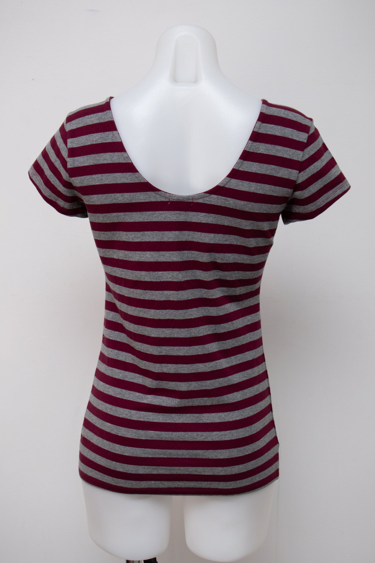 #095 Guess T-shirt Red | c. 199 | Size 6/8