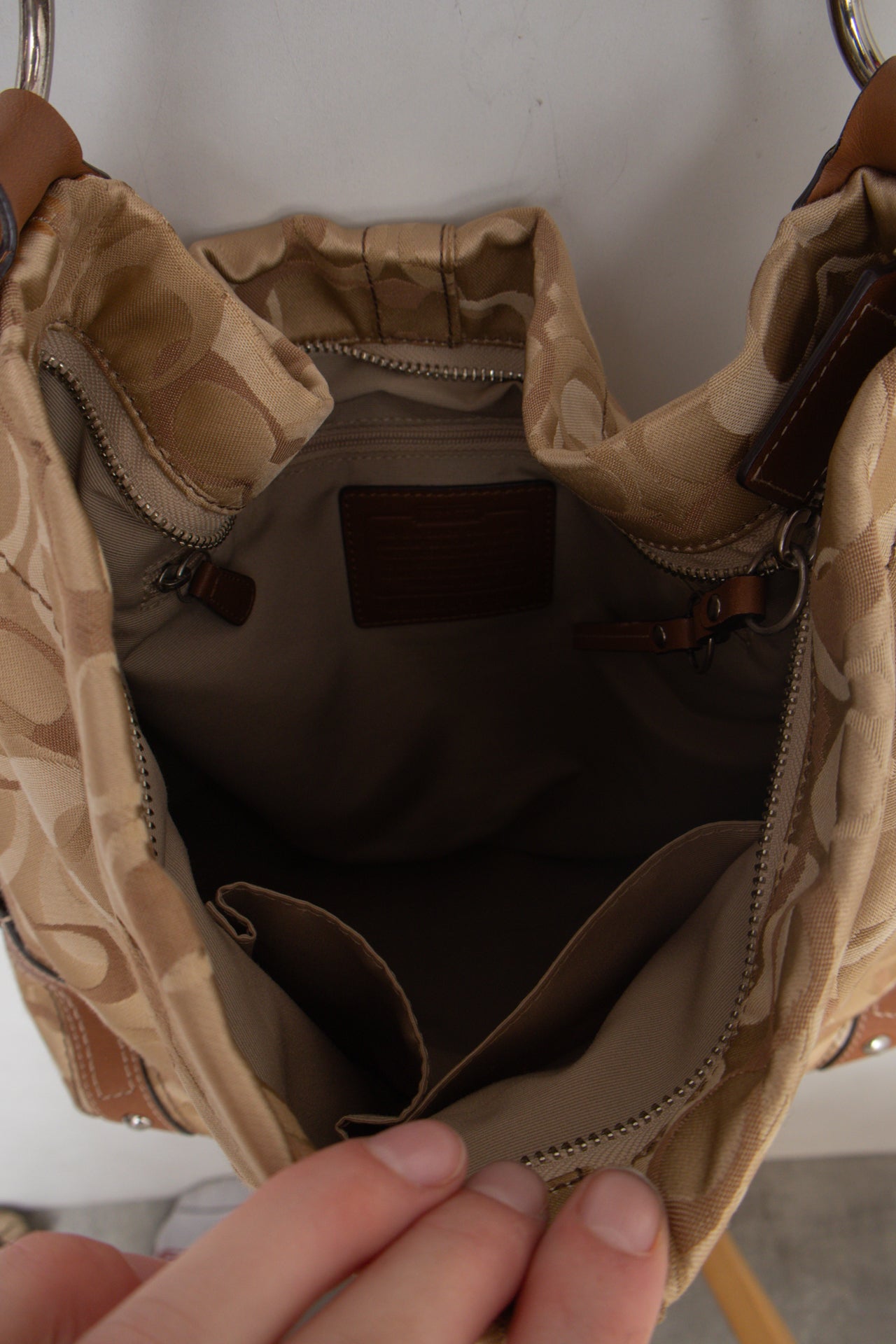 #195 Coach Shoulder Bag Beige | c. 195 | Size