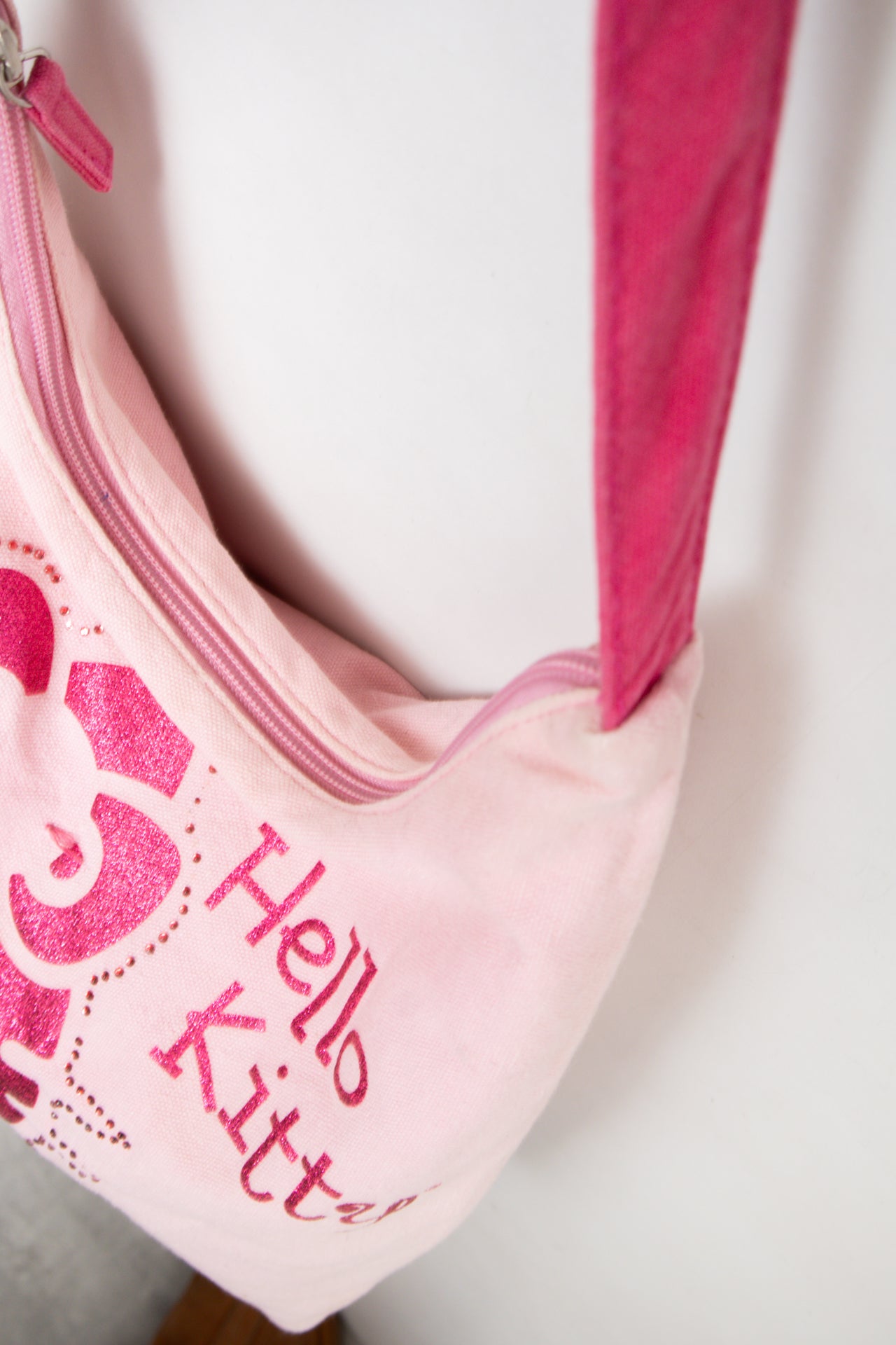#190 Hello Kitty Shoulder Bag Pink | c. 197 | Size