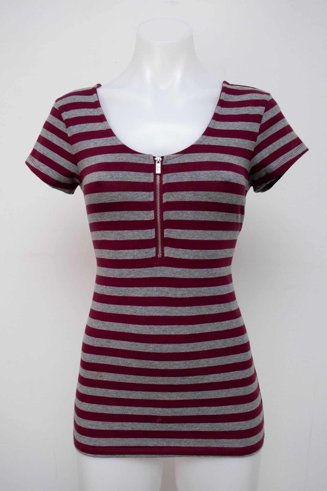 #095 Guess T-shirt Red | c. 199 | Size 6/8