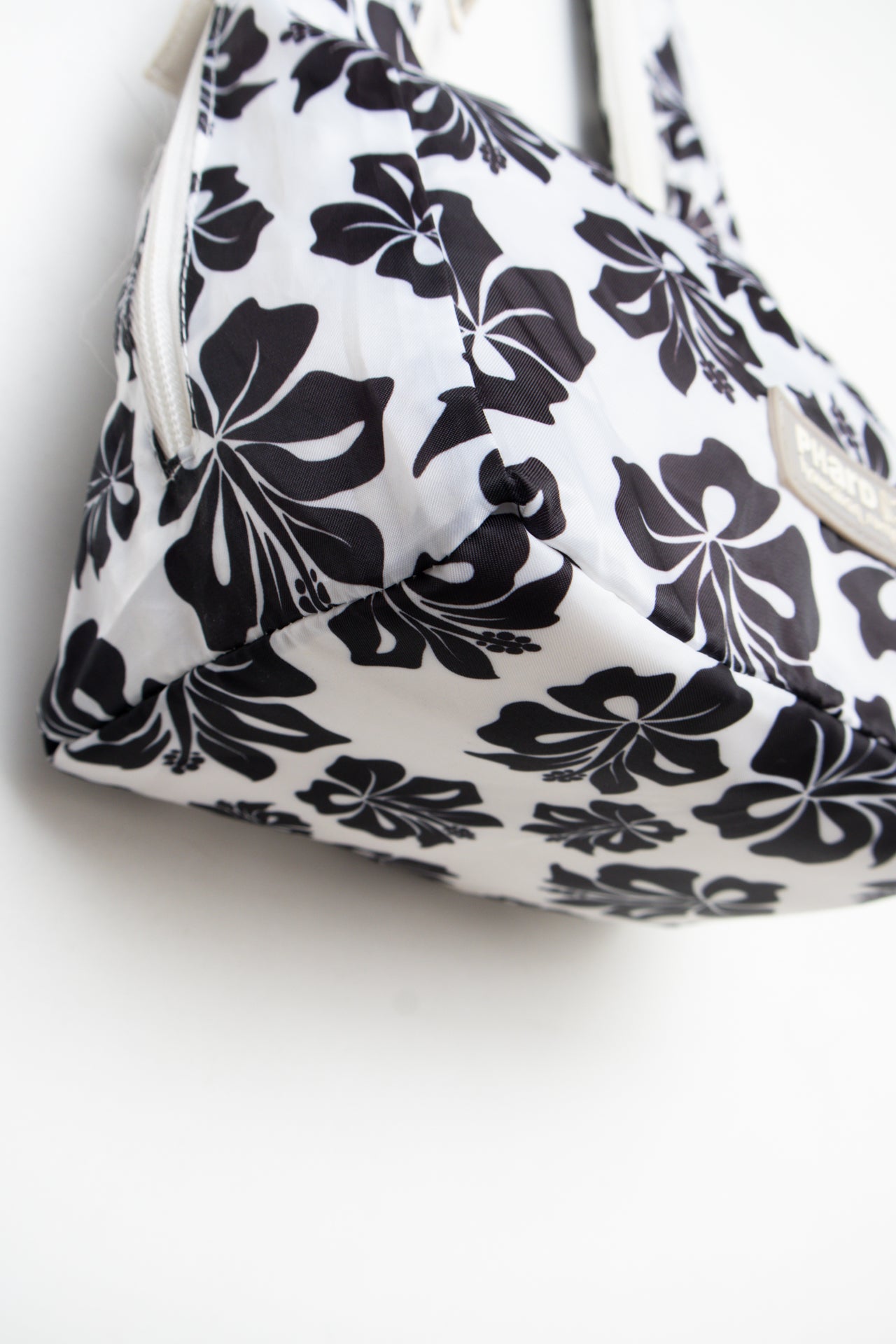 #207 Phard Shoulder Bag White | c. 196 | Size