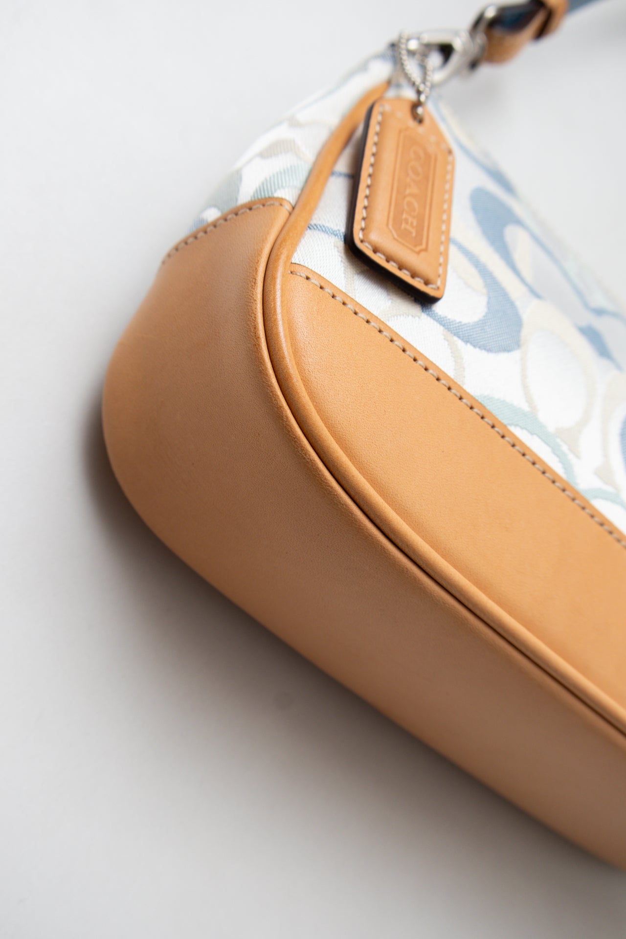 #187 Coach Shoulder Bag White | c. 200 | Size