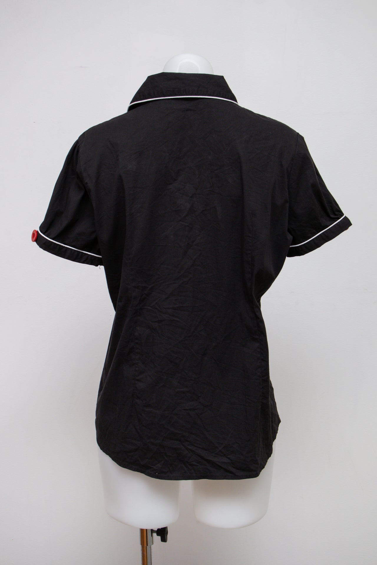 #047 Cato Short Sleeve Black | c. 213 | Size 8