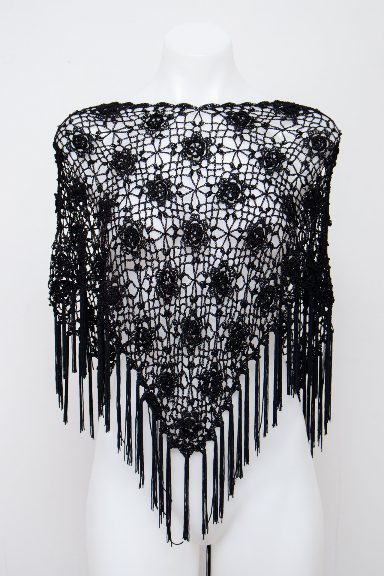 #153 Poncho Black | c. 210 | Size