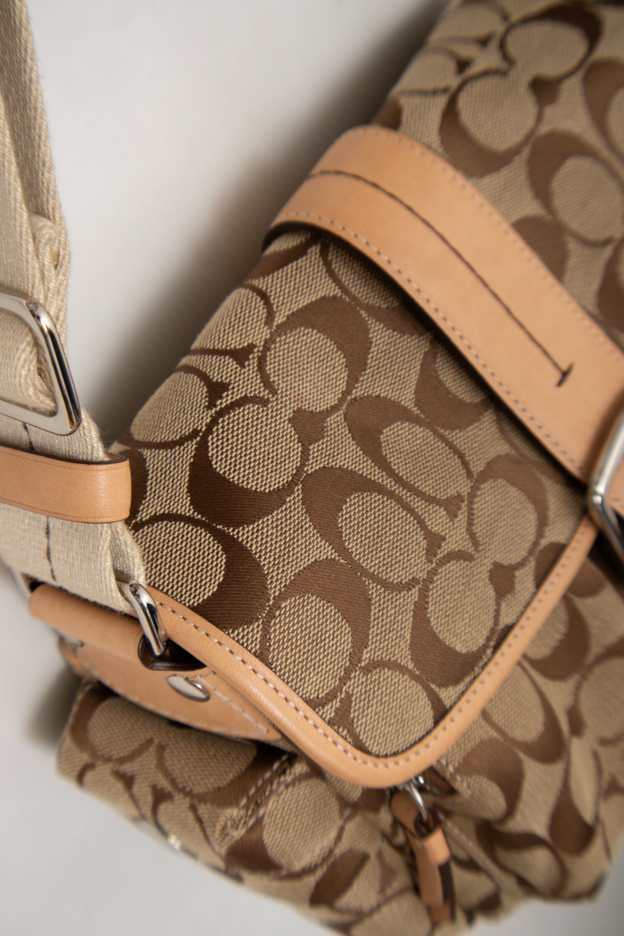 #166 Coach Shoulder Bag Beige | c. 180 | Size