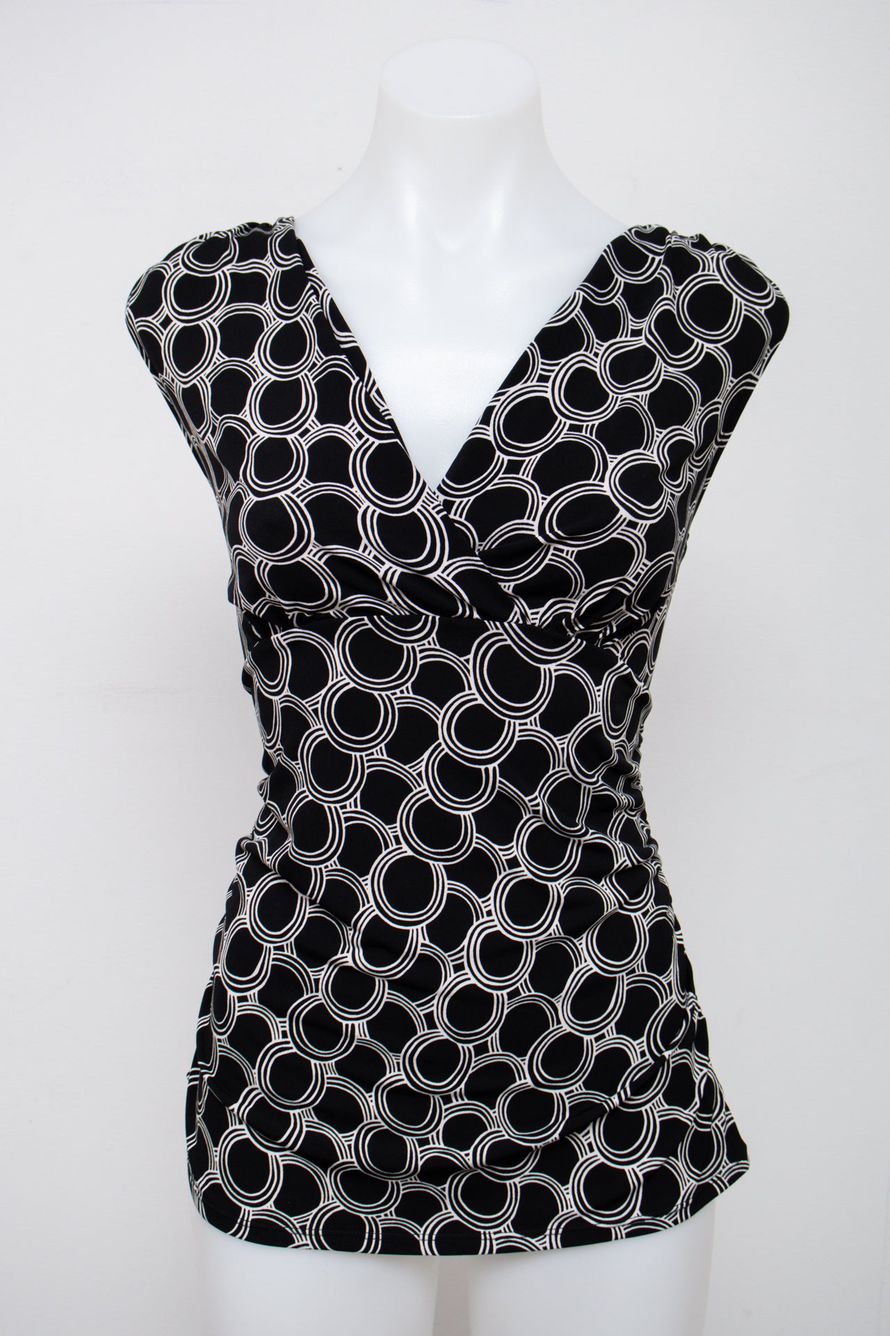 #028 George Short Sleeve Black | c. 209 | Size 12