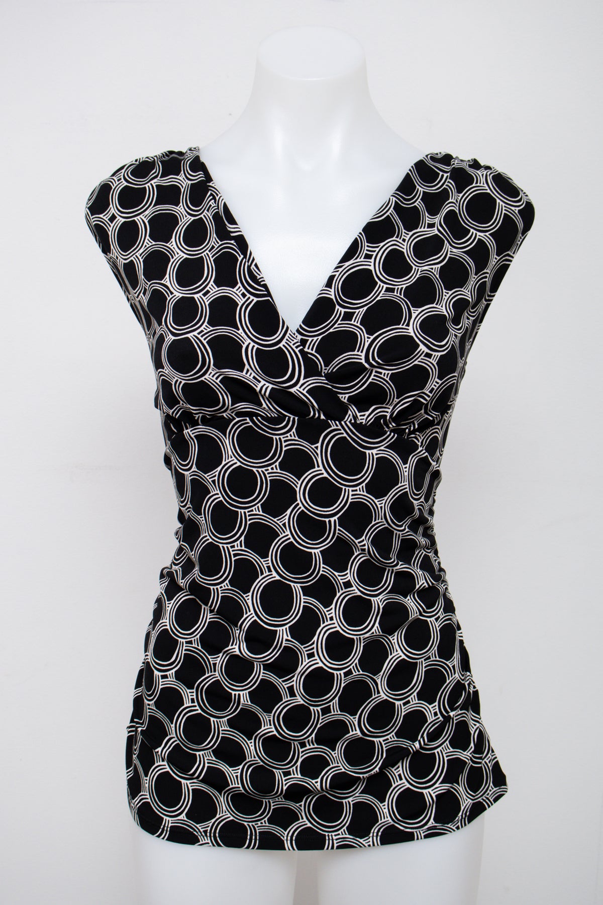 #028 George Short Sleeve Black | c. 209 | Size 12