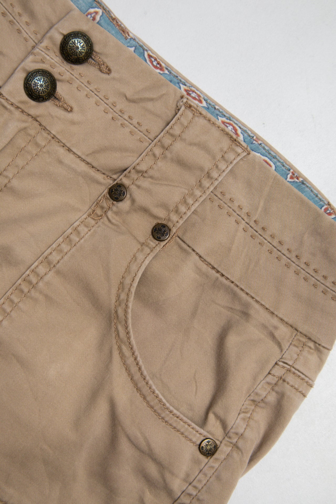 #131 One Love Shorts Beige | c. 196 | Size 10