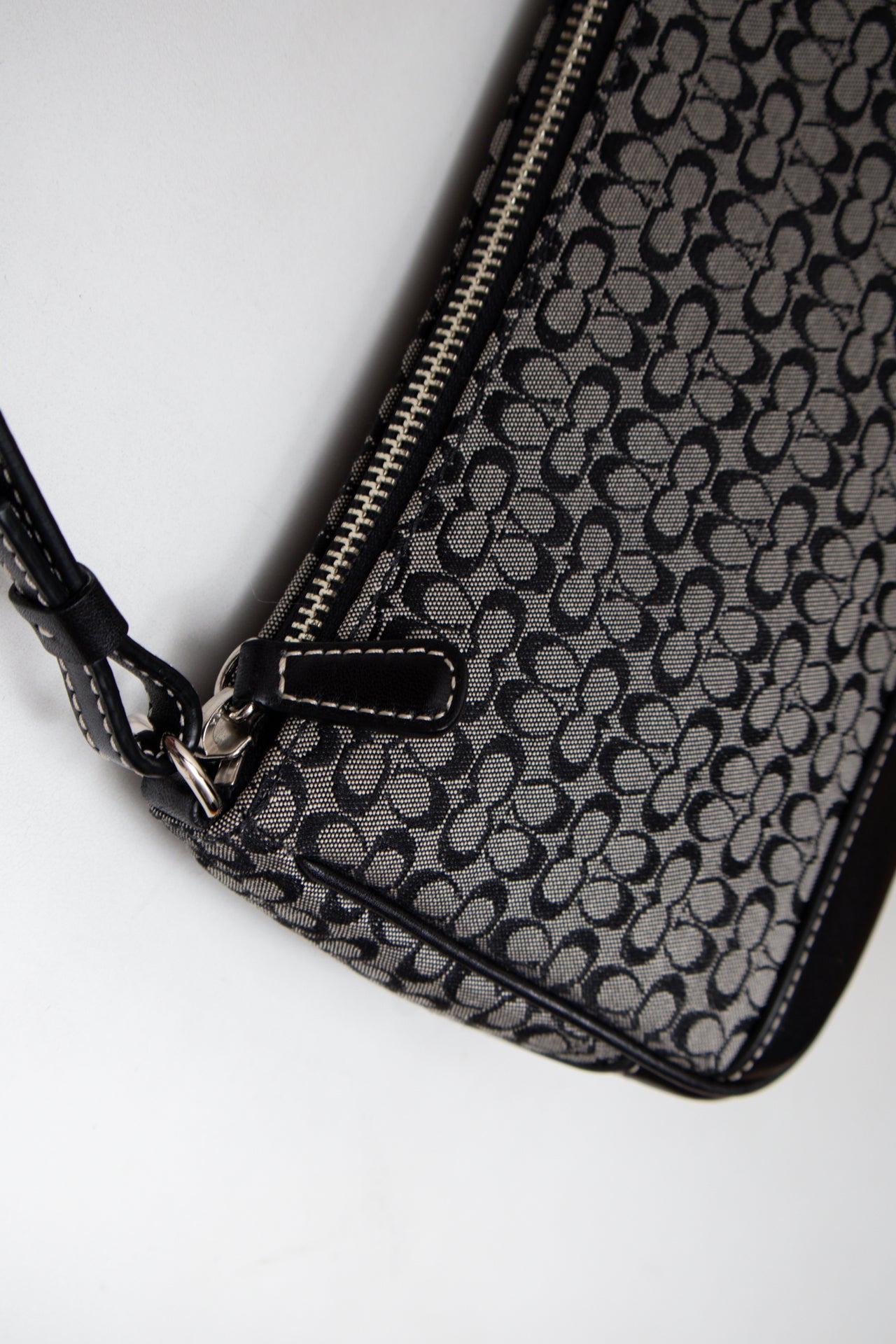 #190 Coach Shoulder Bag Black | c. 198 | Size