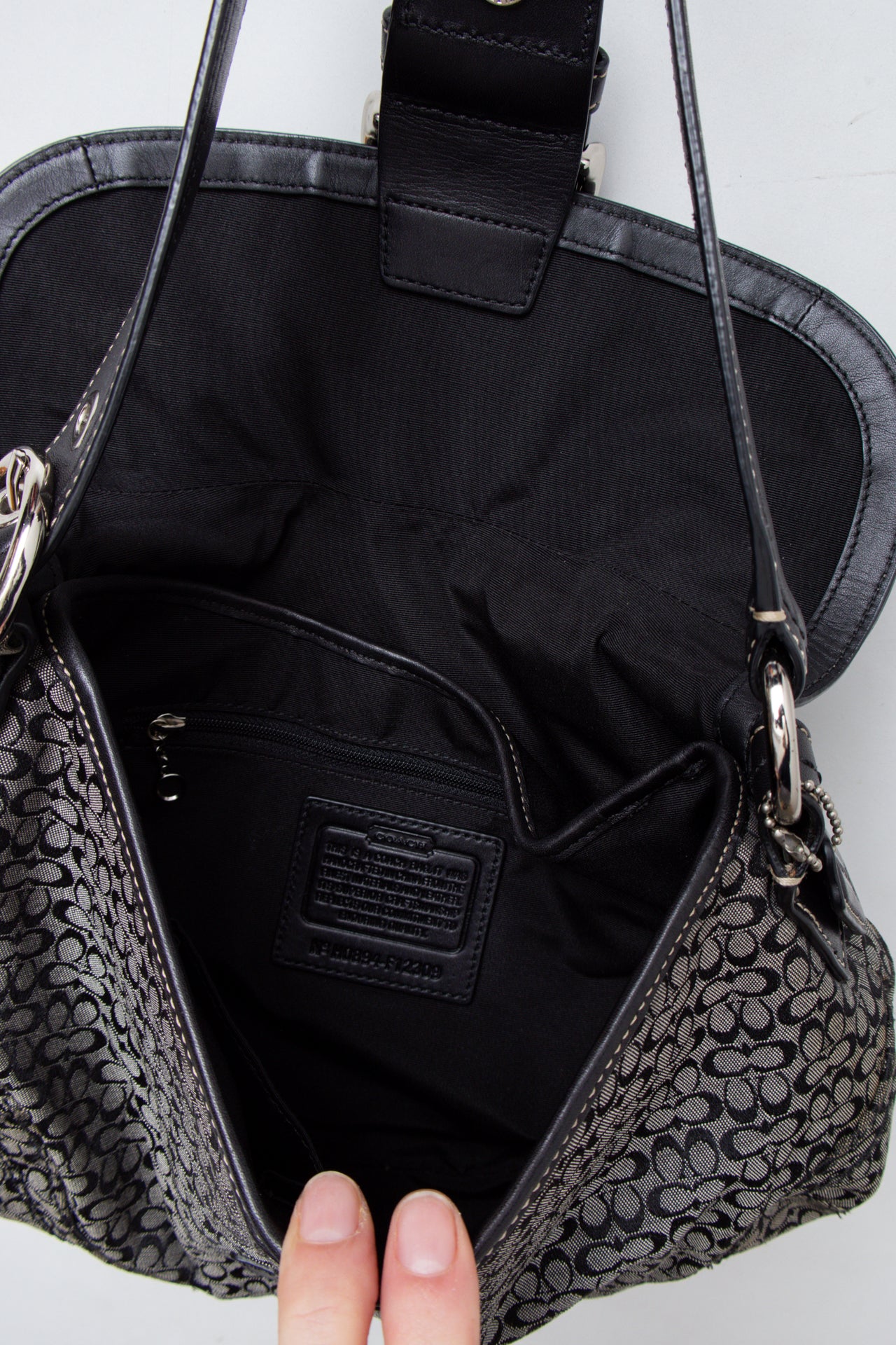 #209 Coach Shoulder Bag Black | c. 199 | Size
