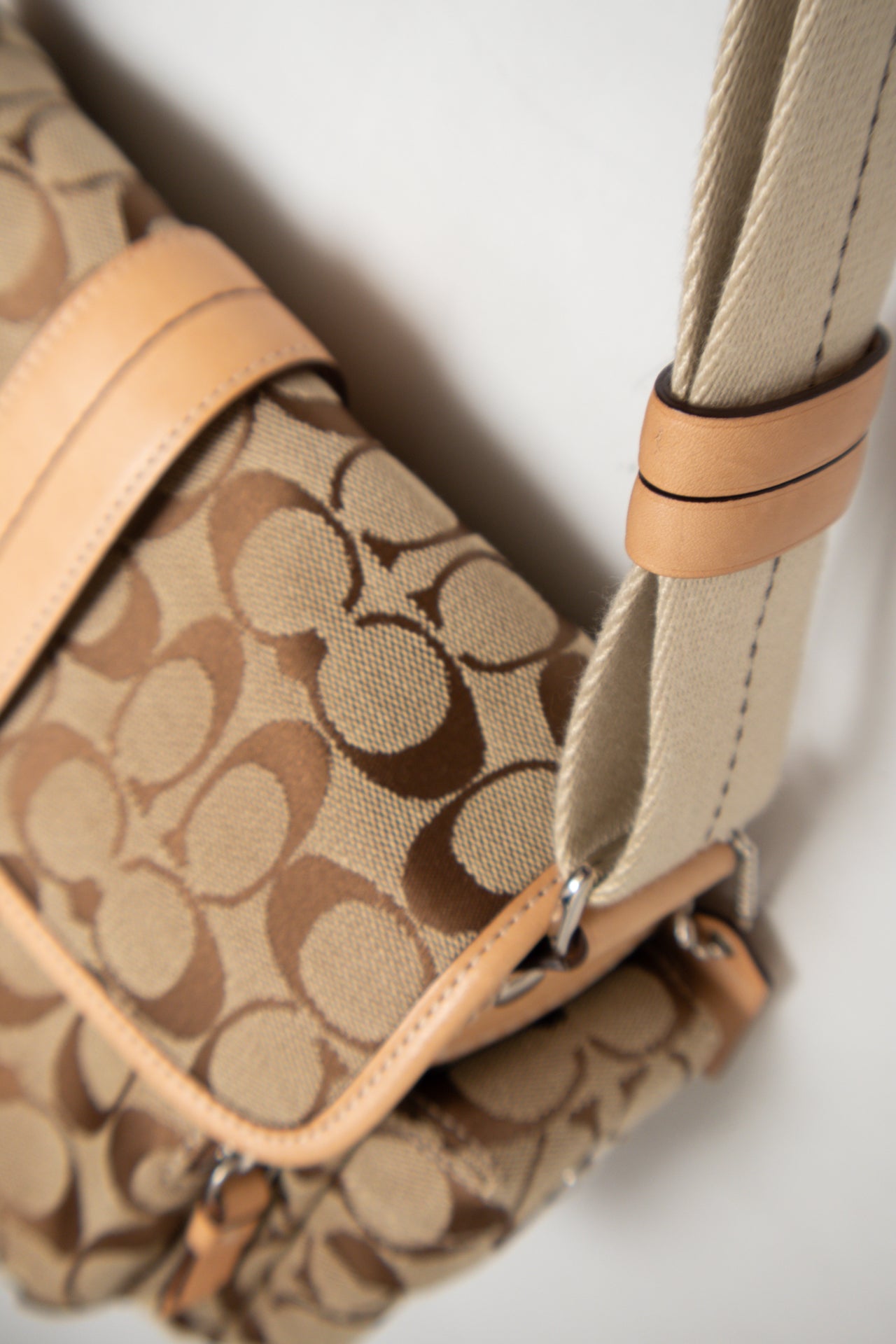 #166 Coach Shoulder Bag Beige | c. 180 | Size