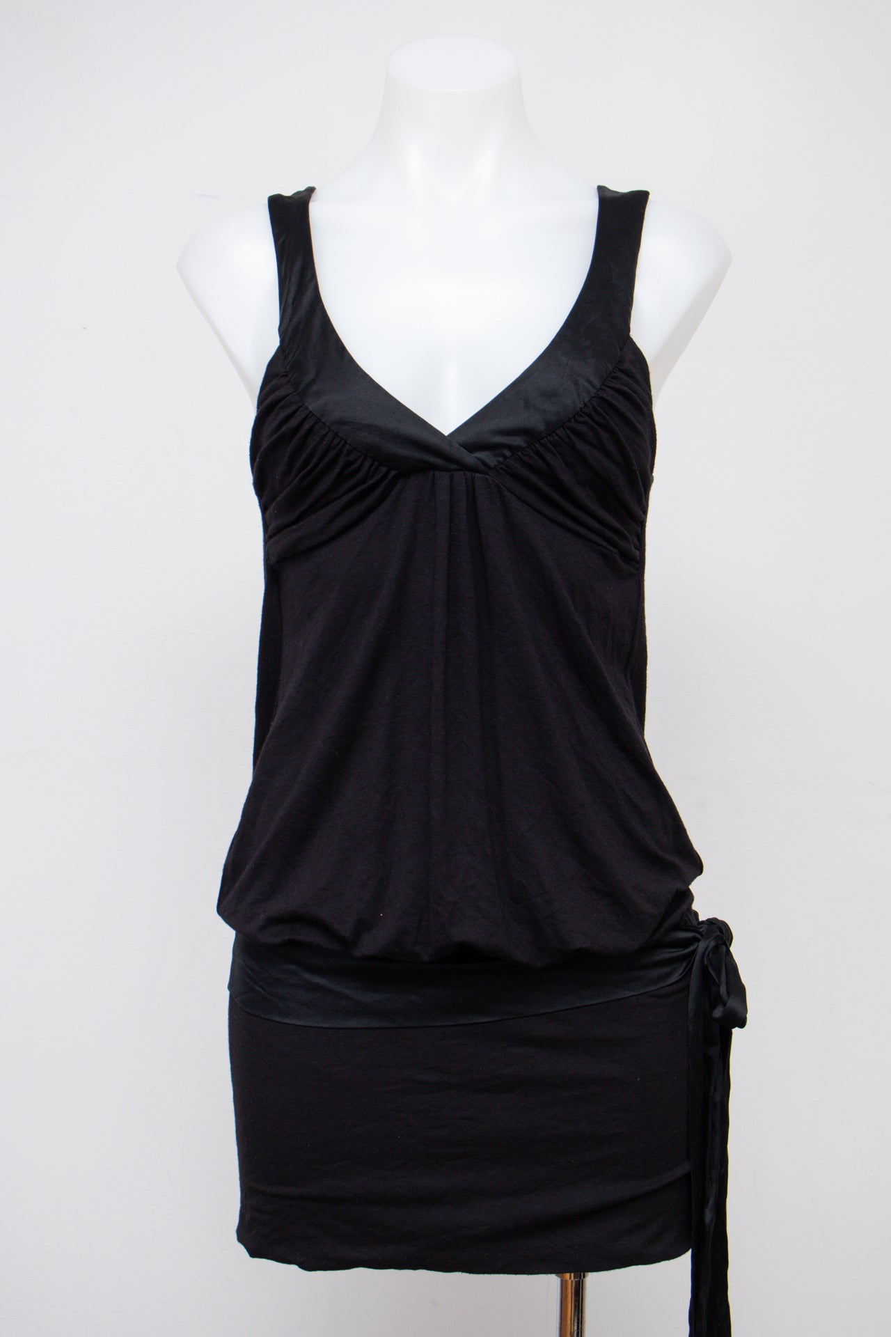 #100 Bebe Short Sleeve Black | c. 210 | Size 8
