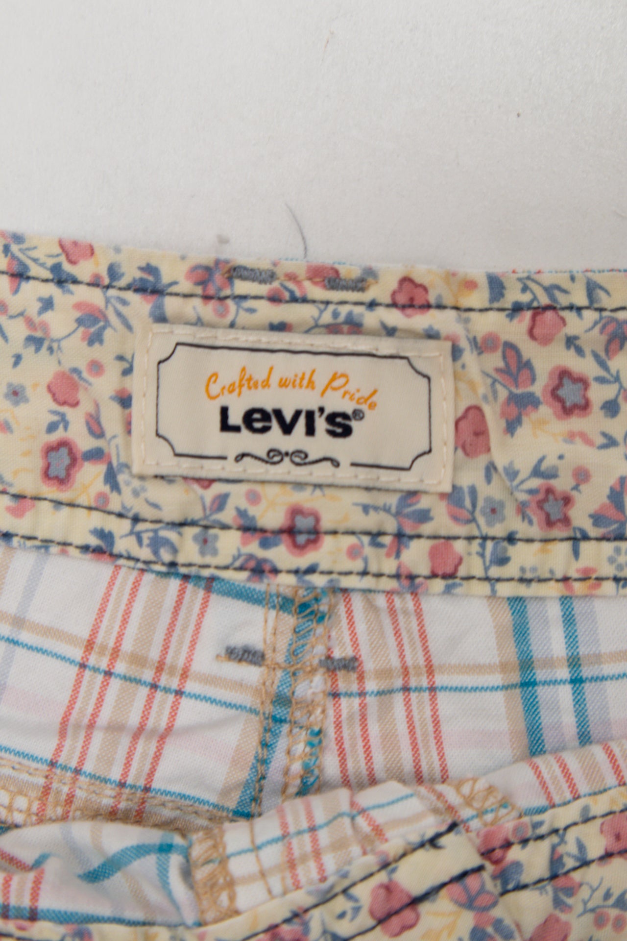 #142 Levi's Shorts White | c. 203 | Size 14