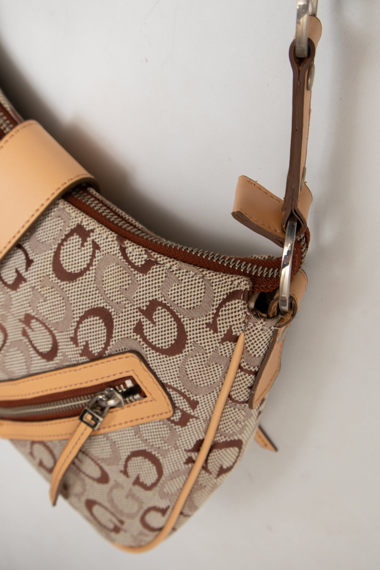#174 Guess Shoulder Bag Brown | c. 187 | Size