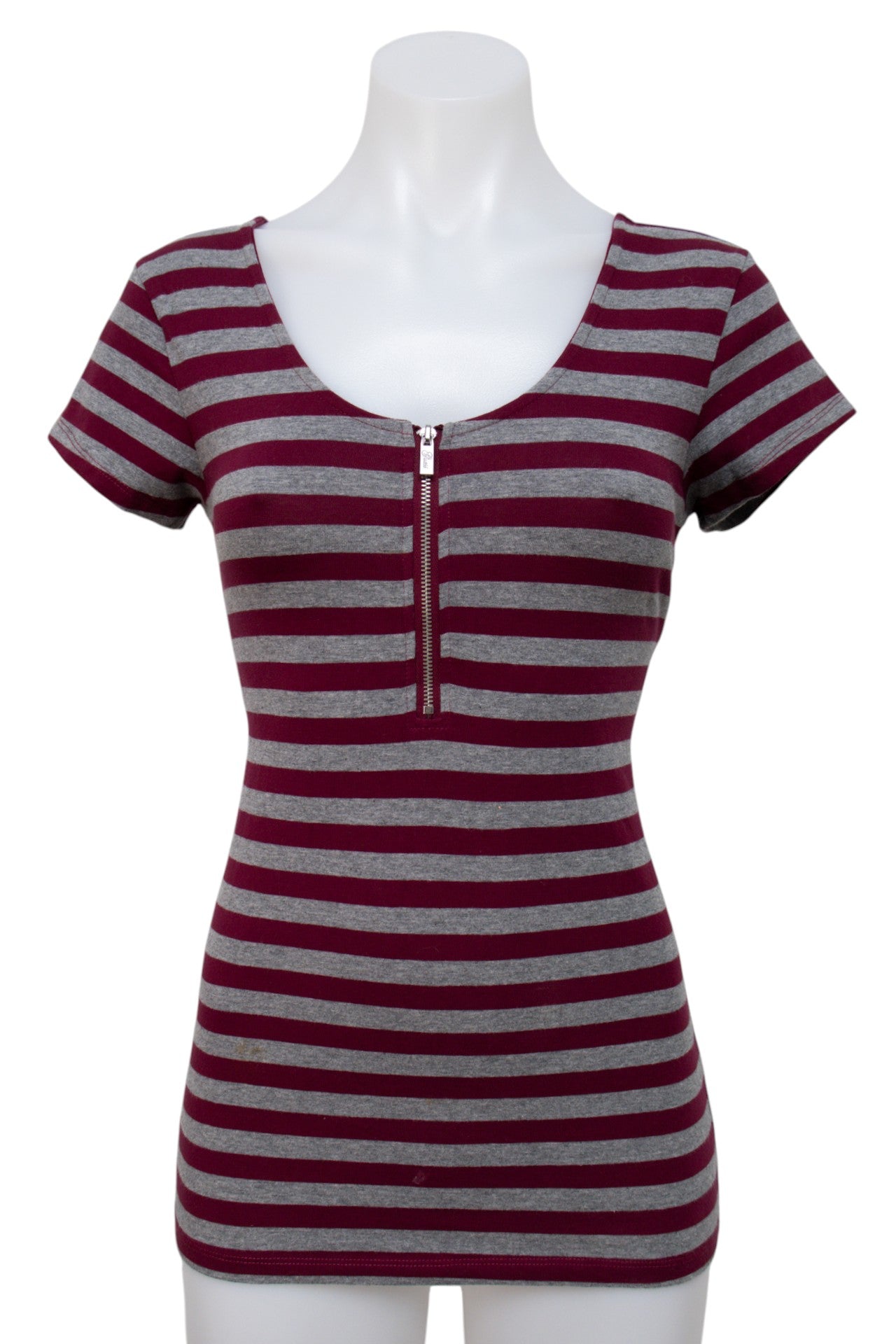 #095 Guess T-shirt Red | c. 199 | Size 6/8