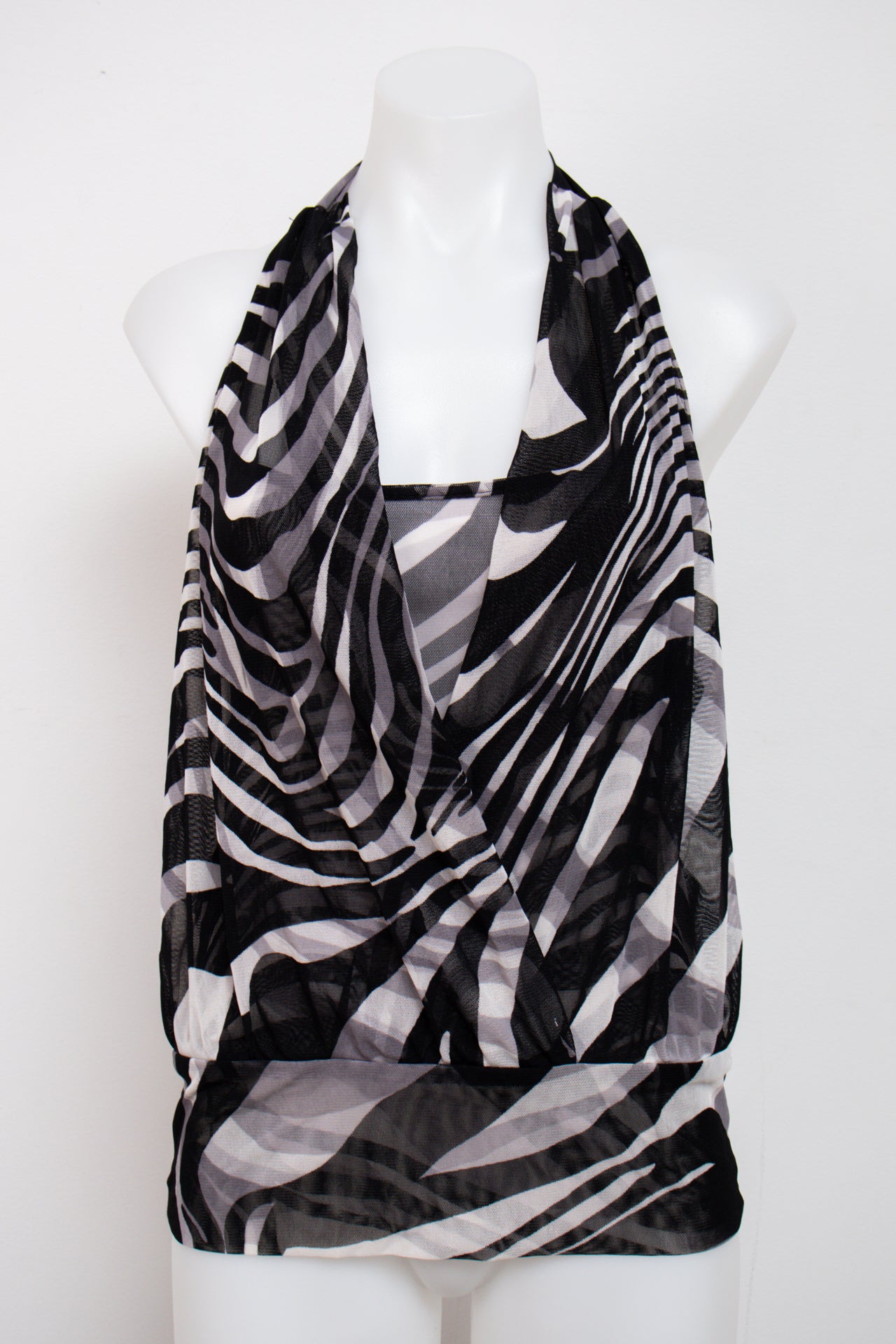 #117 Xoxo Halter Top Black | c. 206 | Size 8
